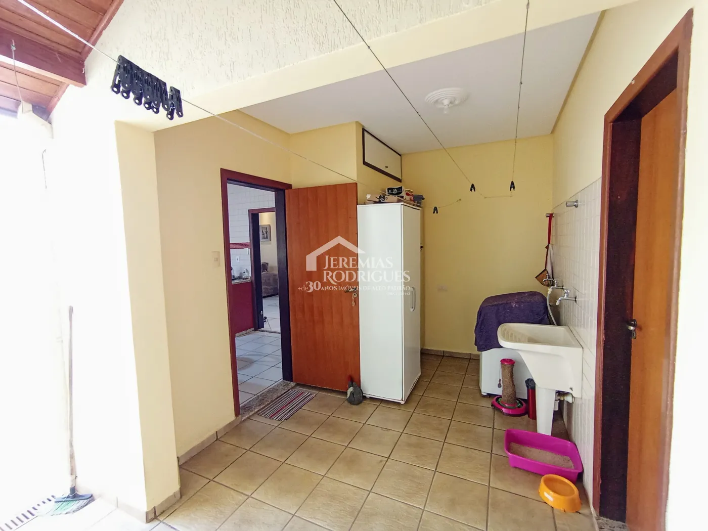 Casa assobradada à venda com 3 suítes no Condomínio Fortaleza em Taubaté/SP.