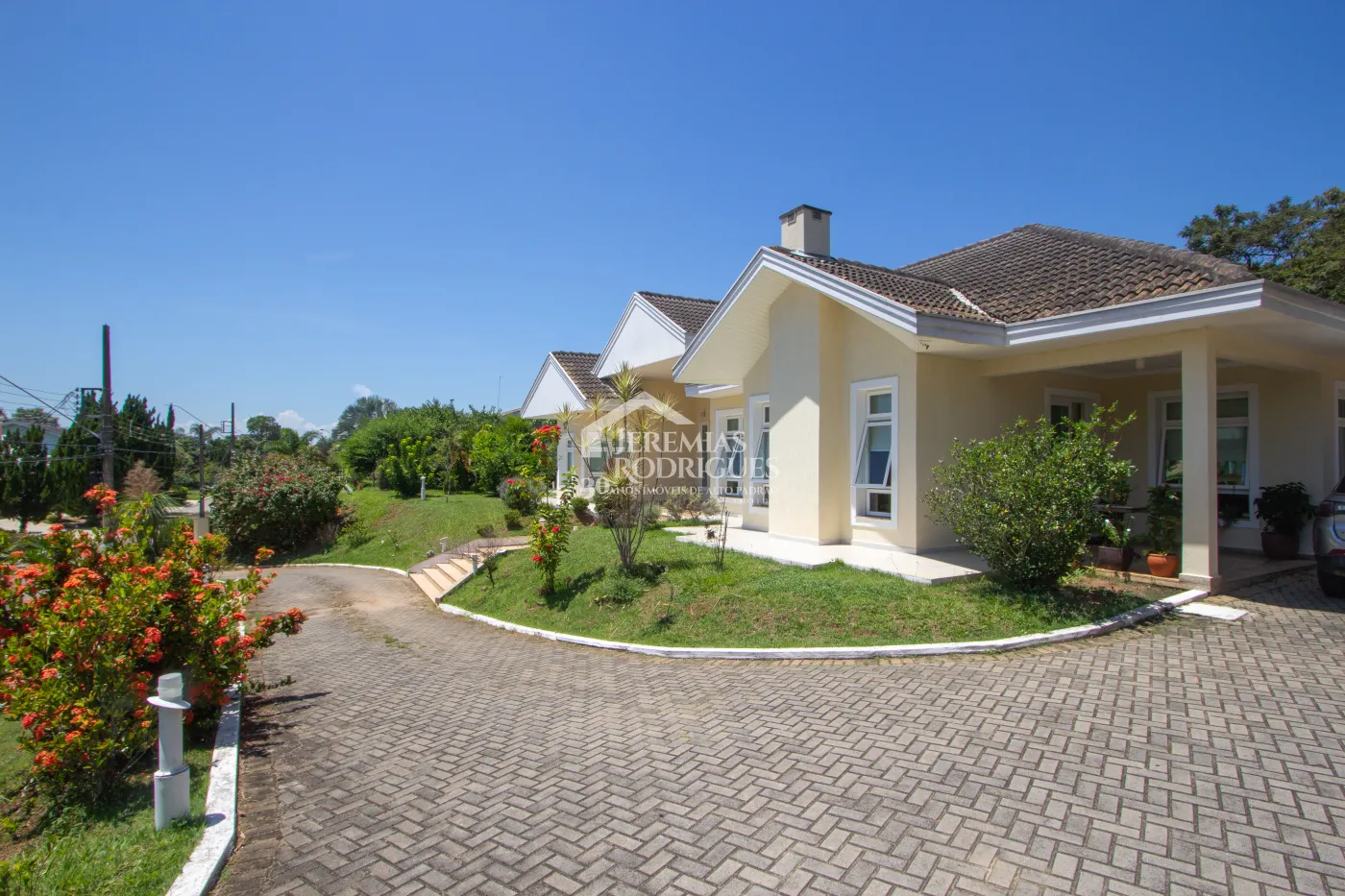 Casa para venda com 4 suítes no Condomínio Residencial dos Pinheiros em Caçapava/SP