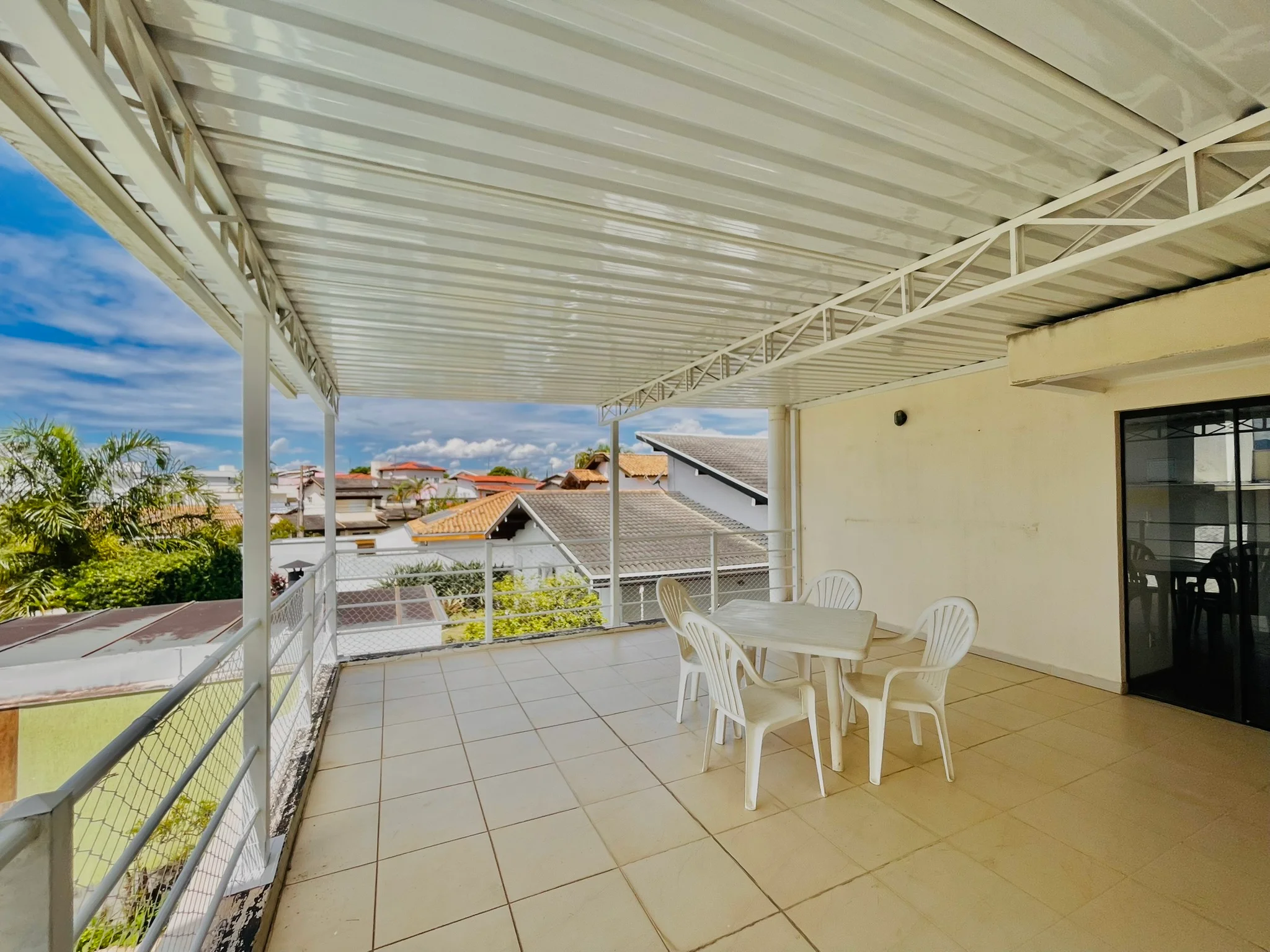 Casa à venda com 4 dormitórios no Condomínio Real Ville em Pindamonhangaba/SP. 