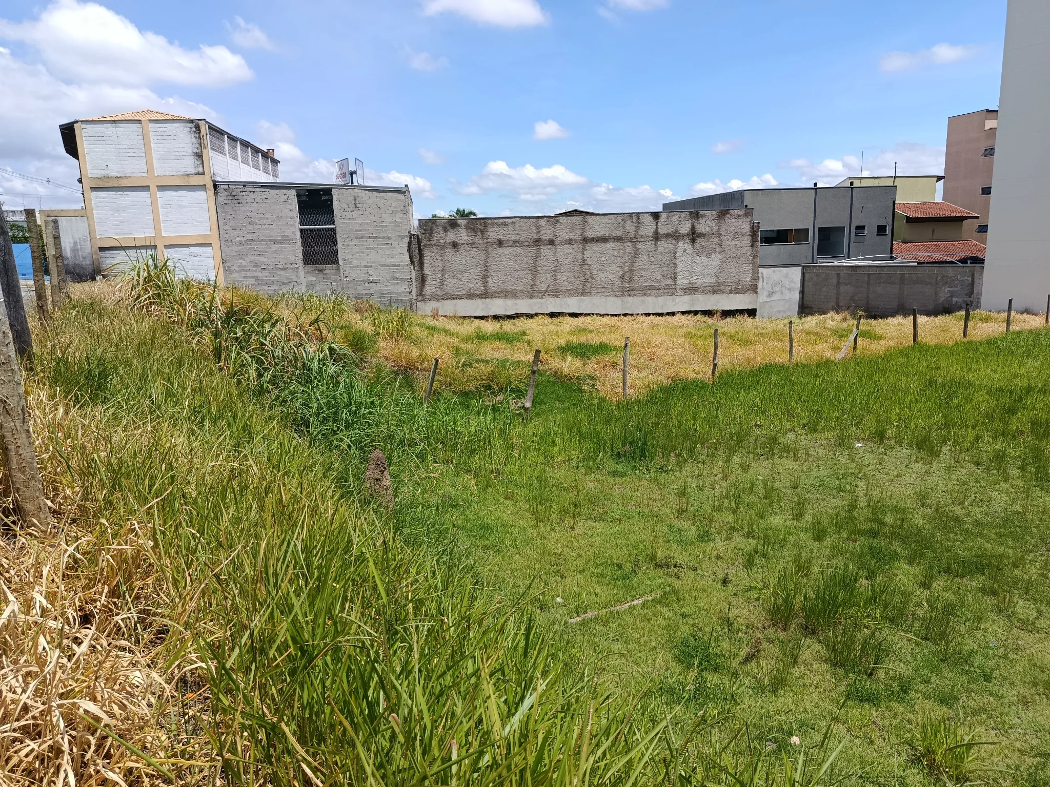 Área à venda com 1.600 m² no bairro Granja Daniel em Taubaté/SP. 
