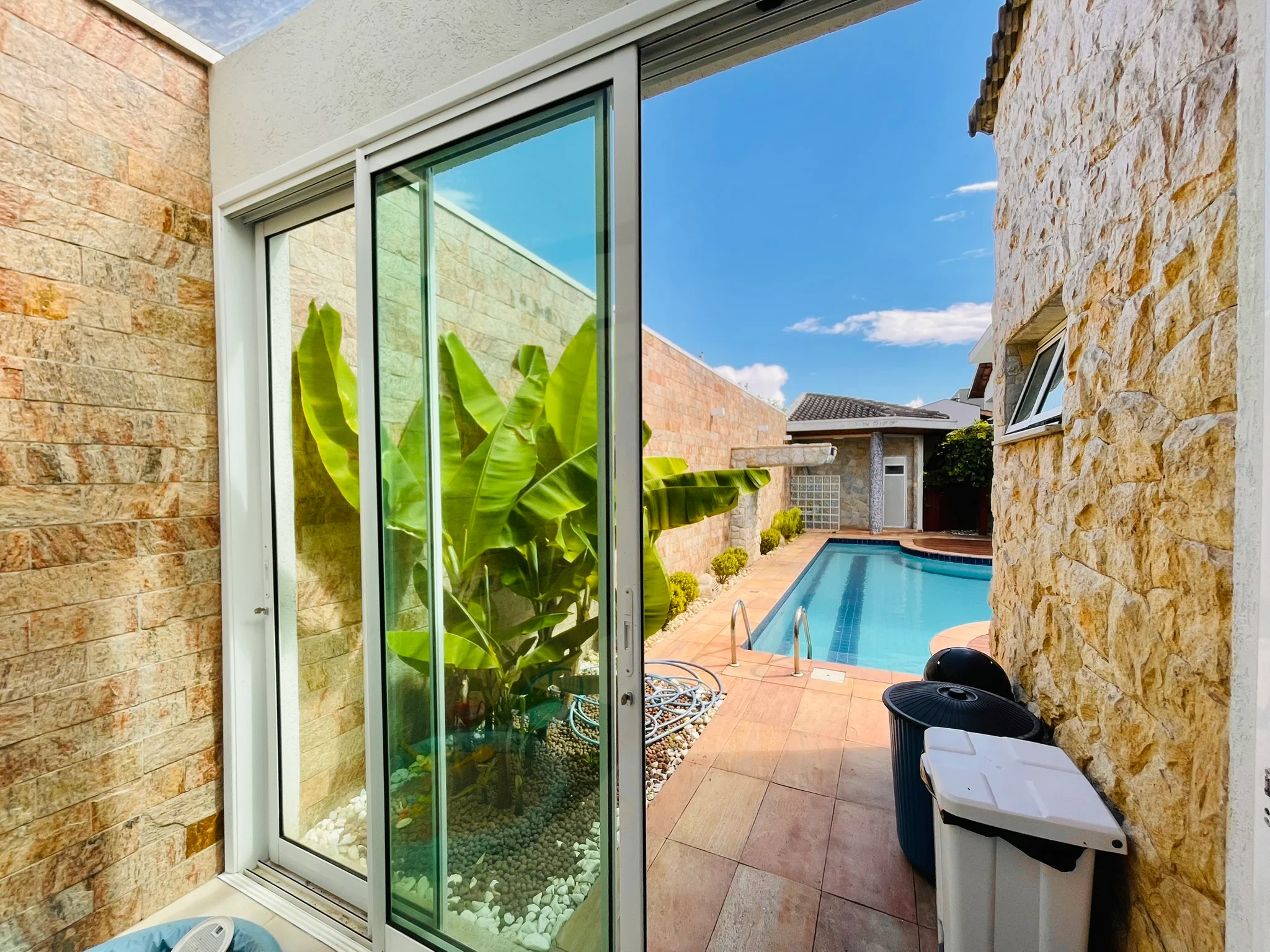 Casa à venda com 4 dormitórios no Condomínio Campos do Conde II em Tremembé/SP.