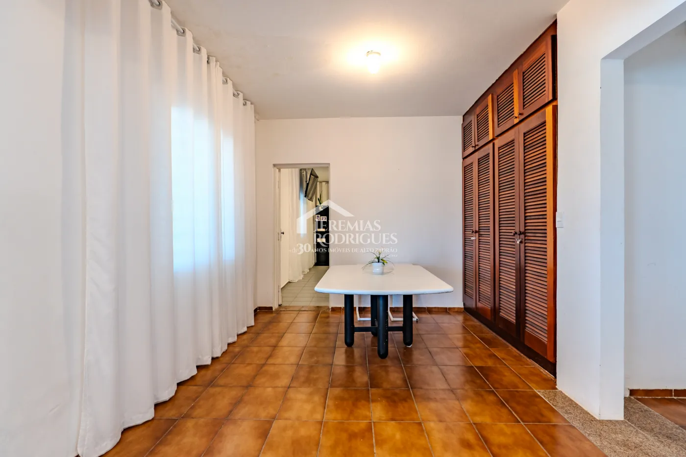 A Imobiliária Jeremias Rodrigues Imóveis de Alto Padrão disponibiliza para venda essa casa no Condomínio Morada do Visconde em Tremembé/SP.