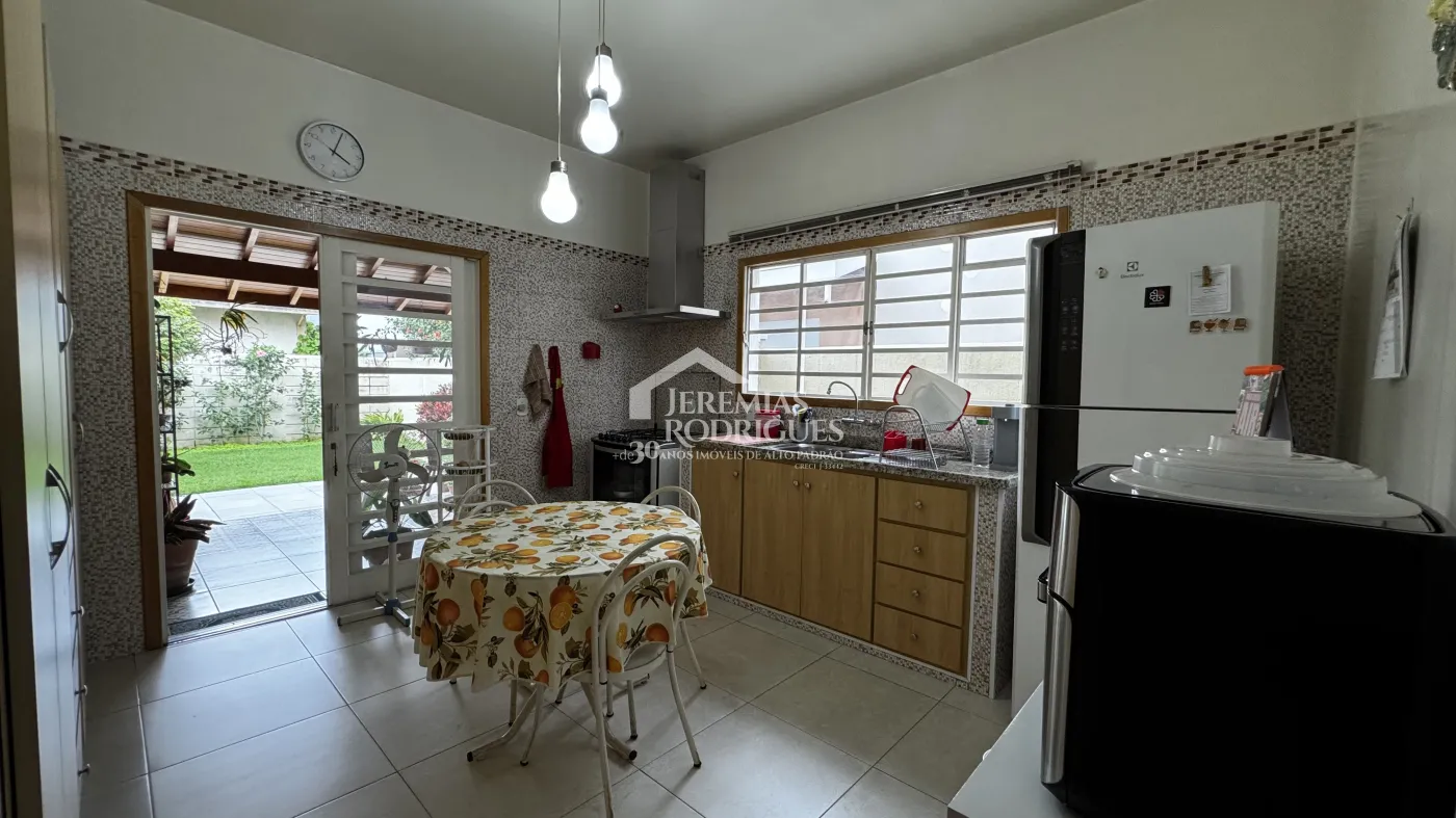 Casa assobradada à venda com 4 dormitórios no Condomínio Jardim das Hortênsias em Taubaté/SP.