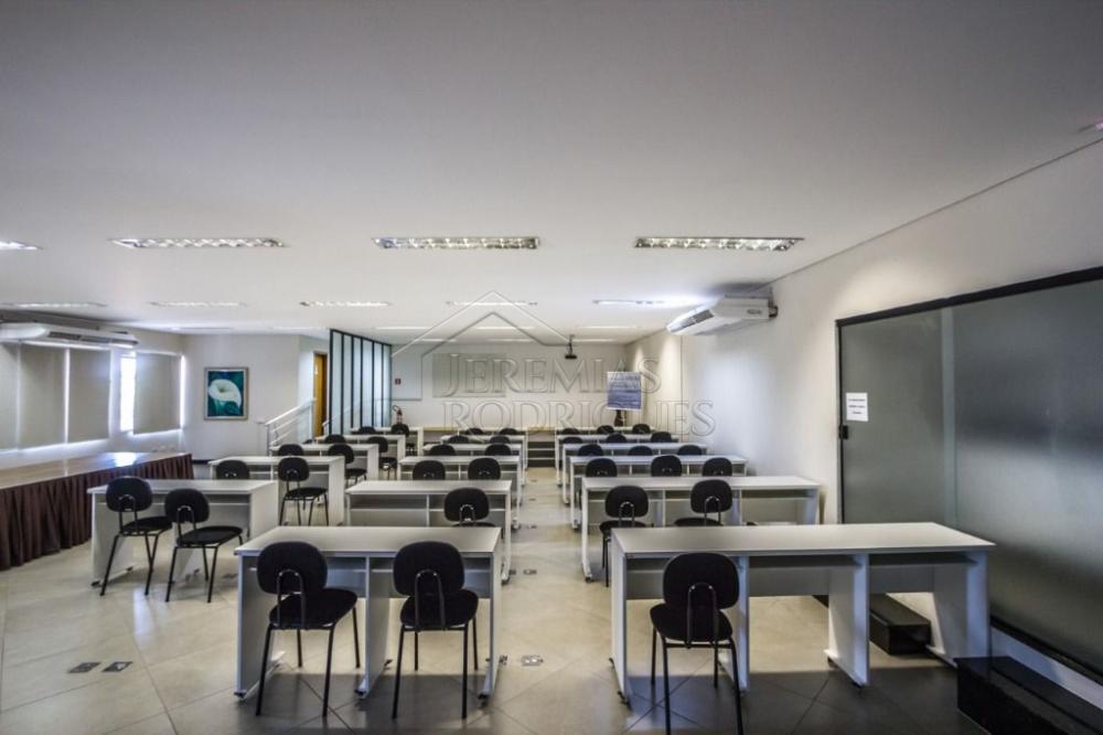 Prédio comercial à venda no Centro em Taubaté/SP. 