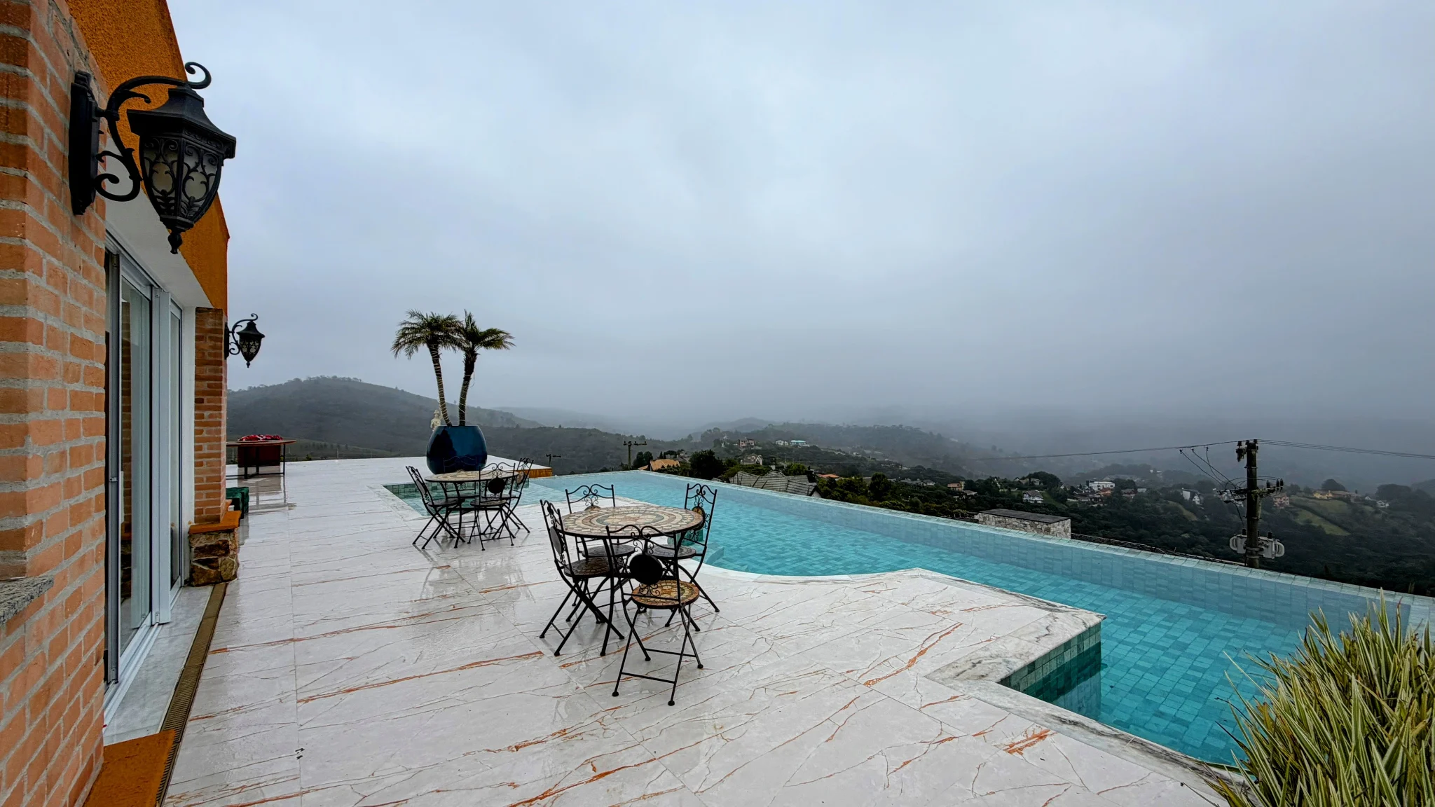 Casa à venda com 4 suítes no  Condomínio Iporanga em Campos do Jordão/SP. 