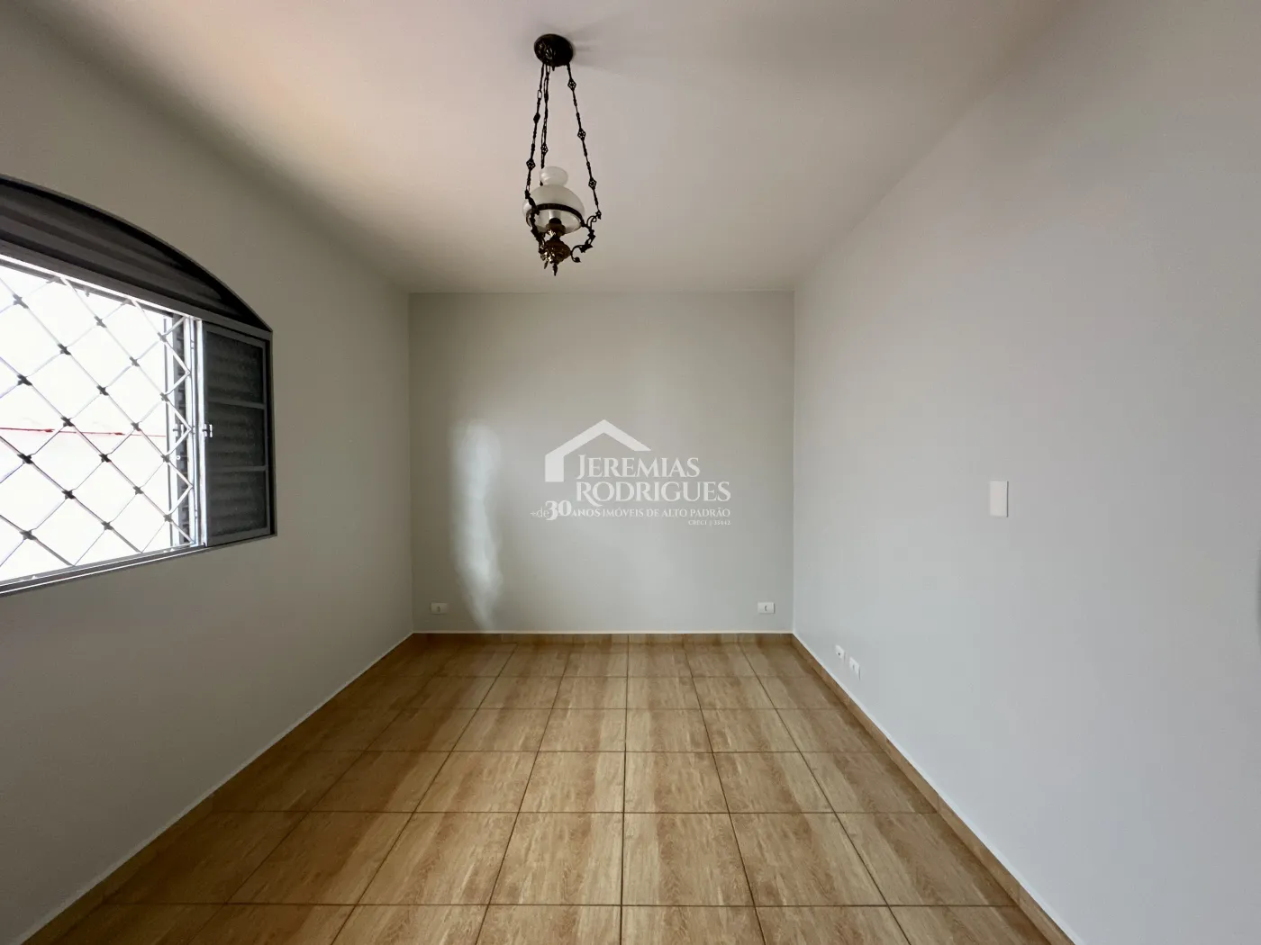 Casa para locação com 3 dormitórios no bairro Jardim Garcez em Taubaté/SP. 