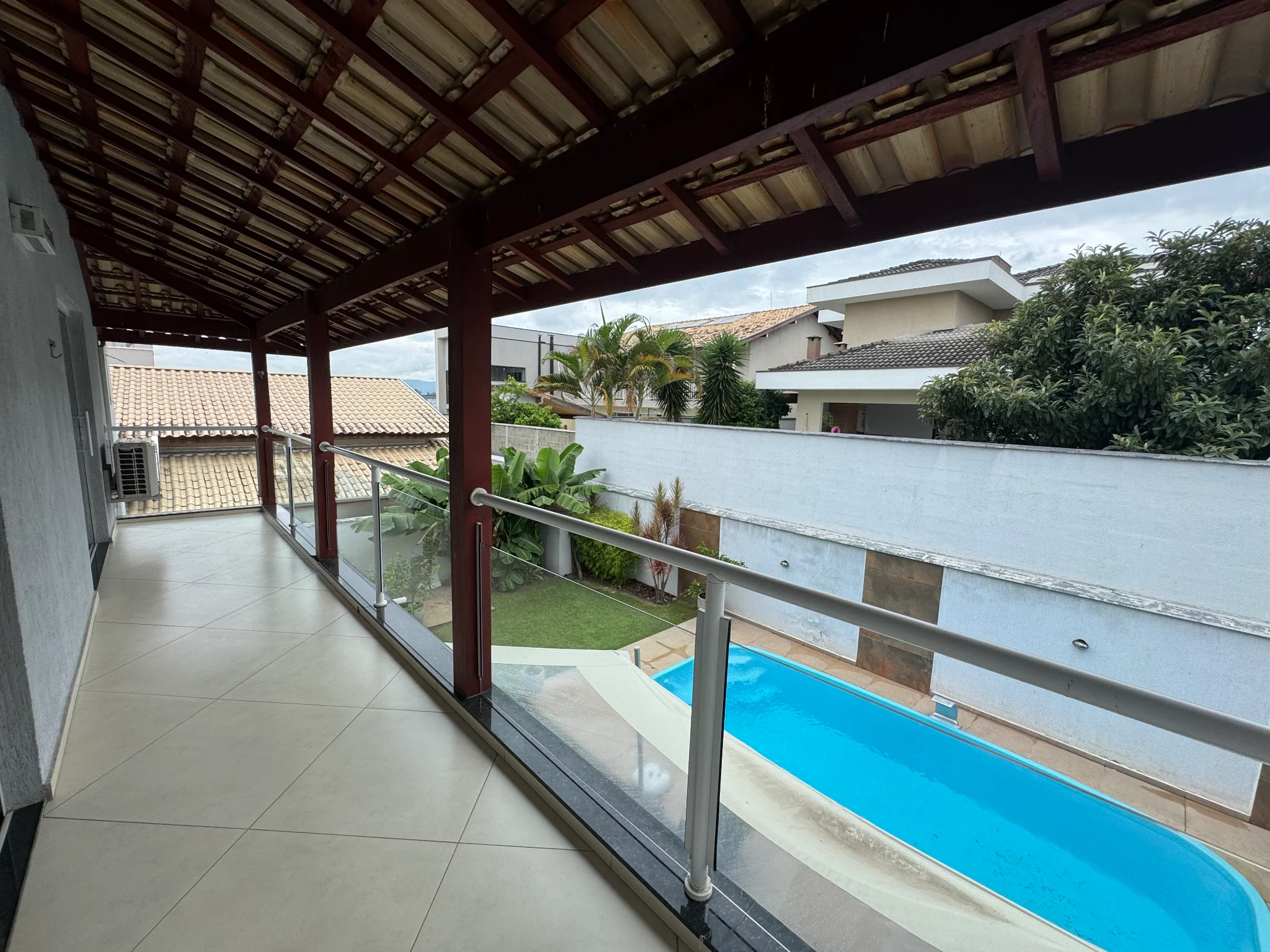 Casa à venda com 3 suítes no Condomínio Reserva dos Lagos em Pindamonhangaba/SP. 