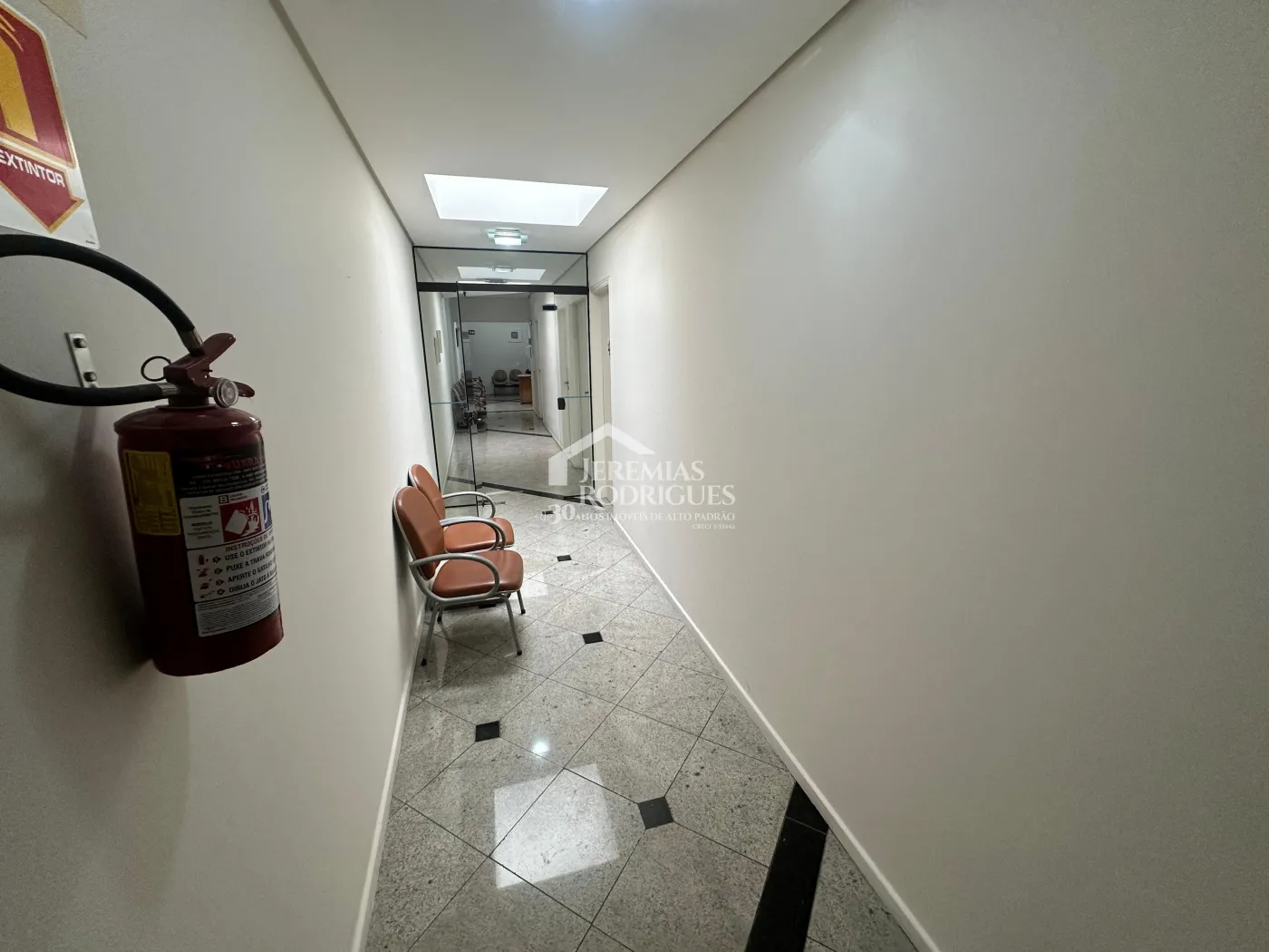 Sala comercial para locação com 34 m² no Centro de Pindamonhangaba/SP.