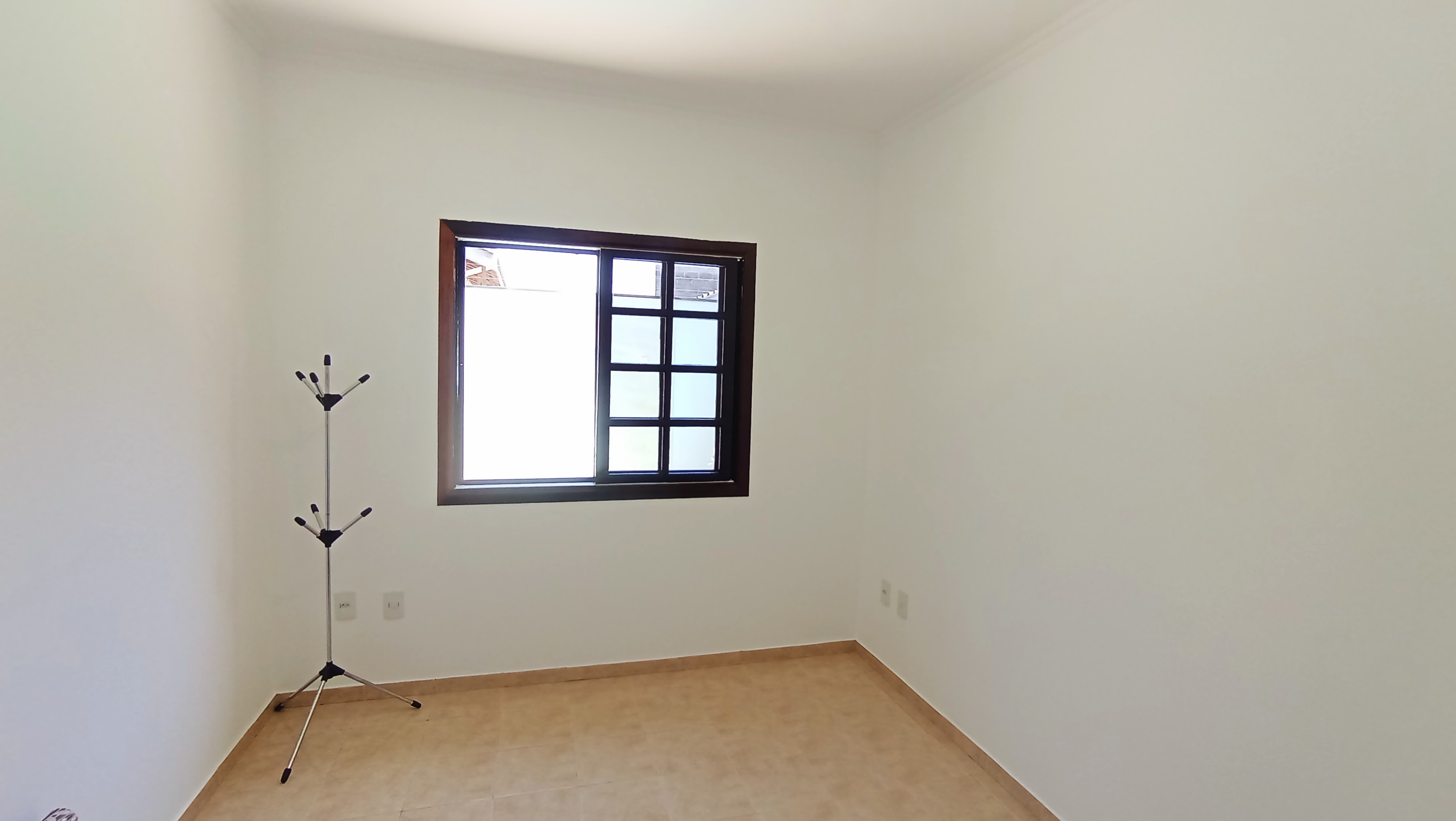 Casa à venda com 3 dormitórios no bairro Jardim do Sol em Taubaté/SP.
