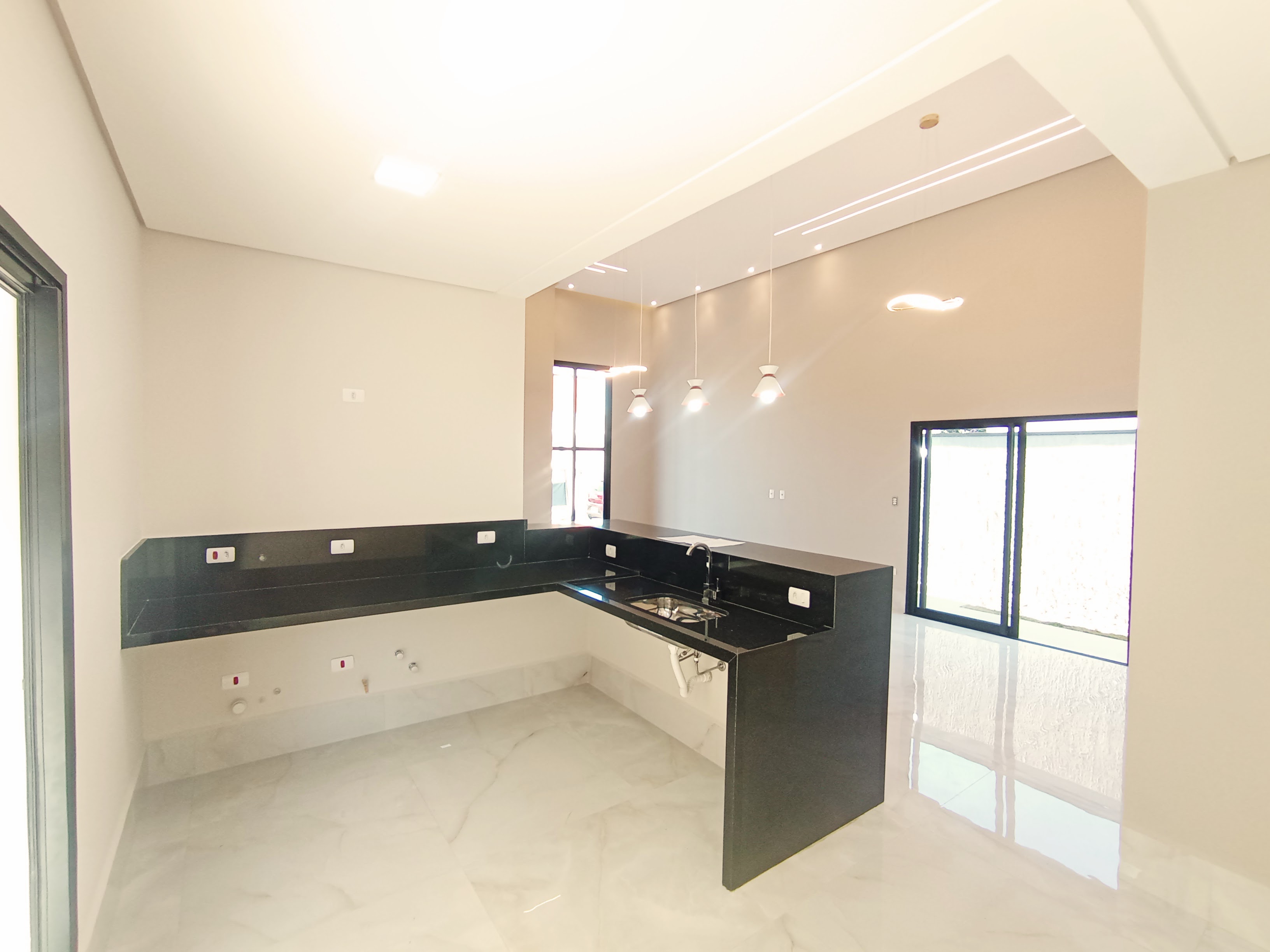 Casa à venda com 3 dormitórios no Condomínio Ouro Ville em Taubaté/SP.