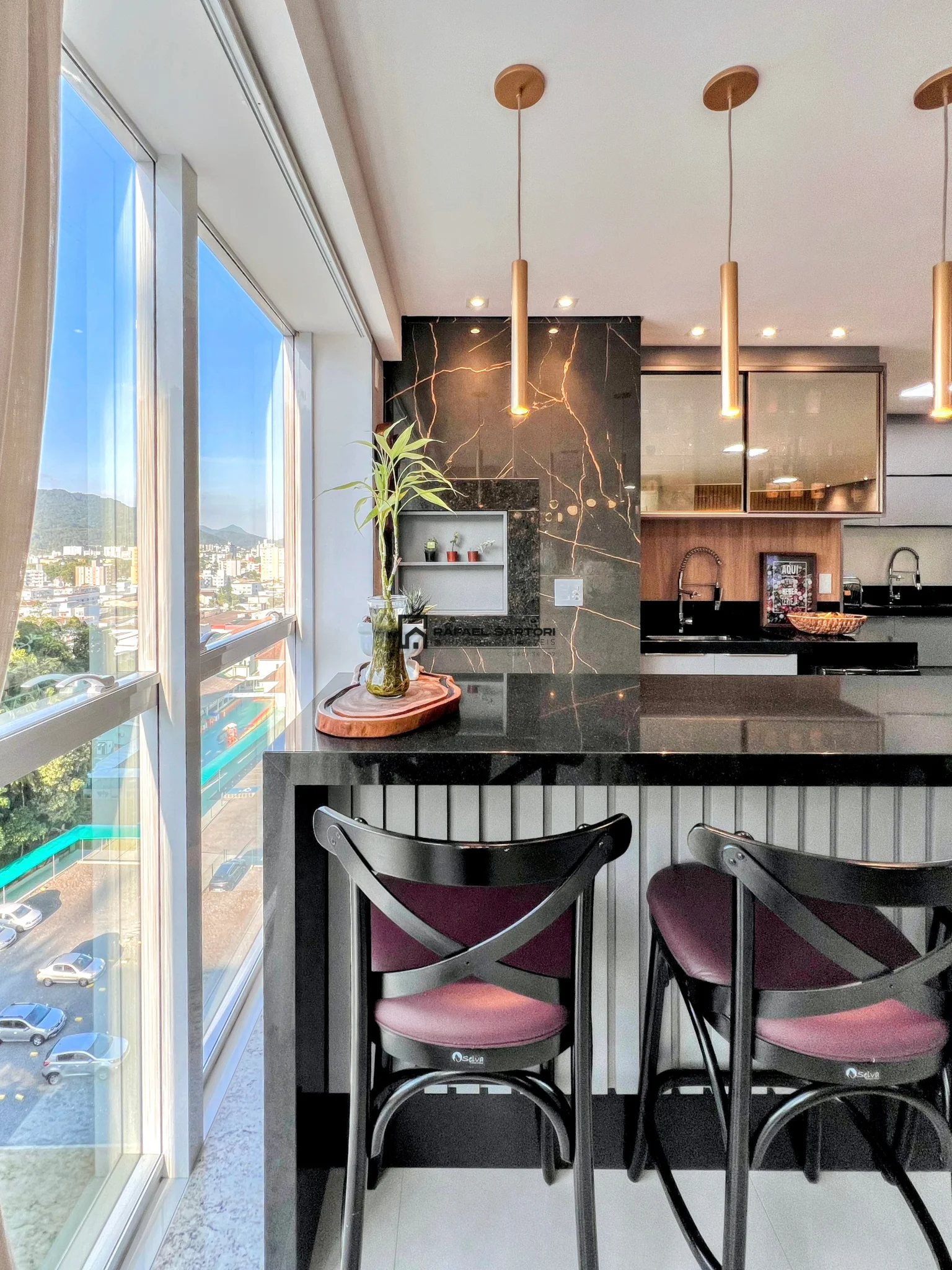 APARTAMENTO NO CENTRO COM 03 SUÍTES