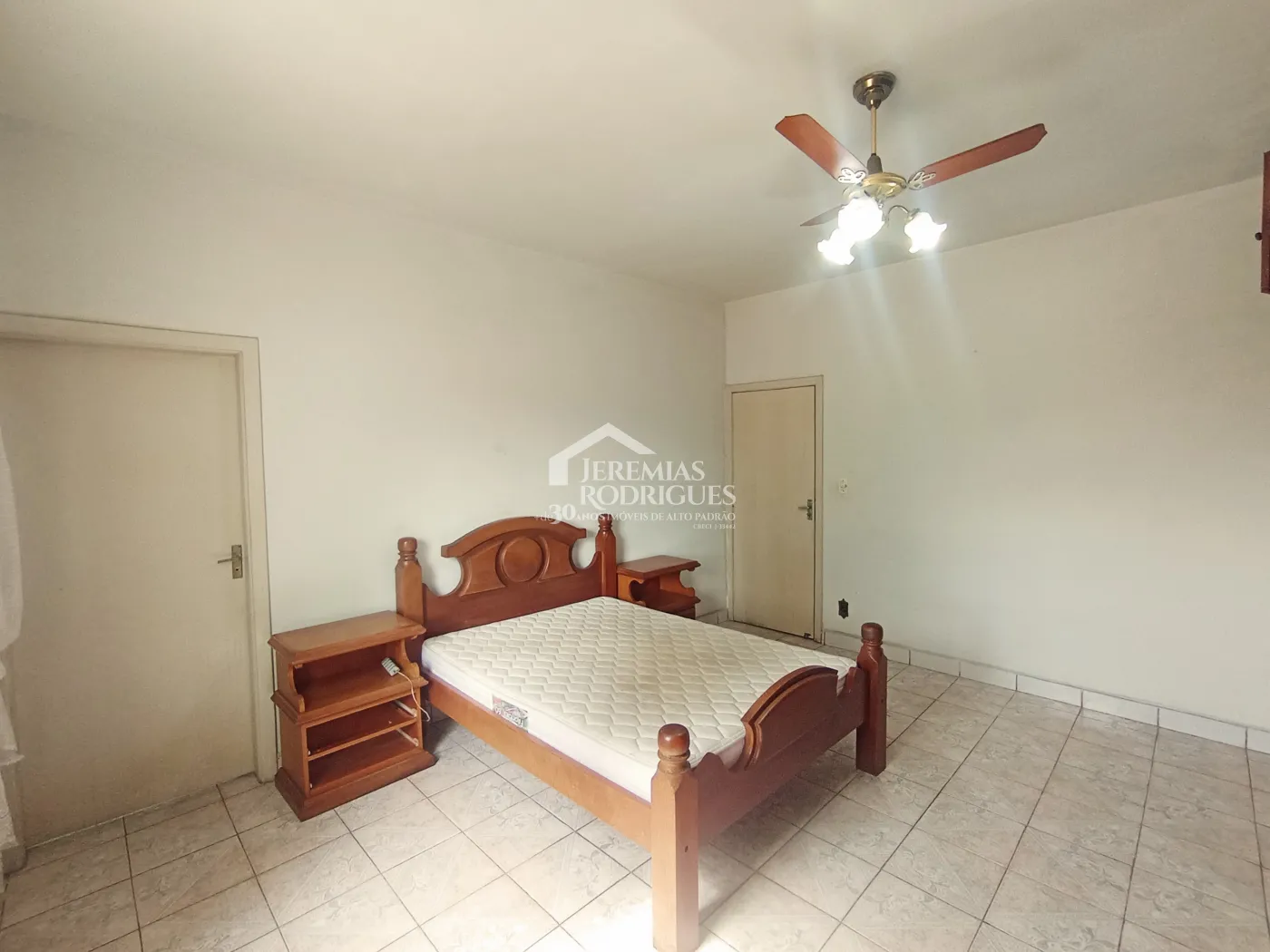 Casa para venda e locação no bairro Jardim Eulária em Taubaté/SP.