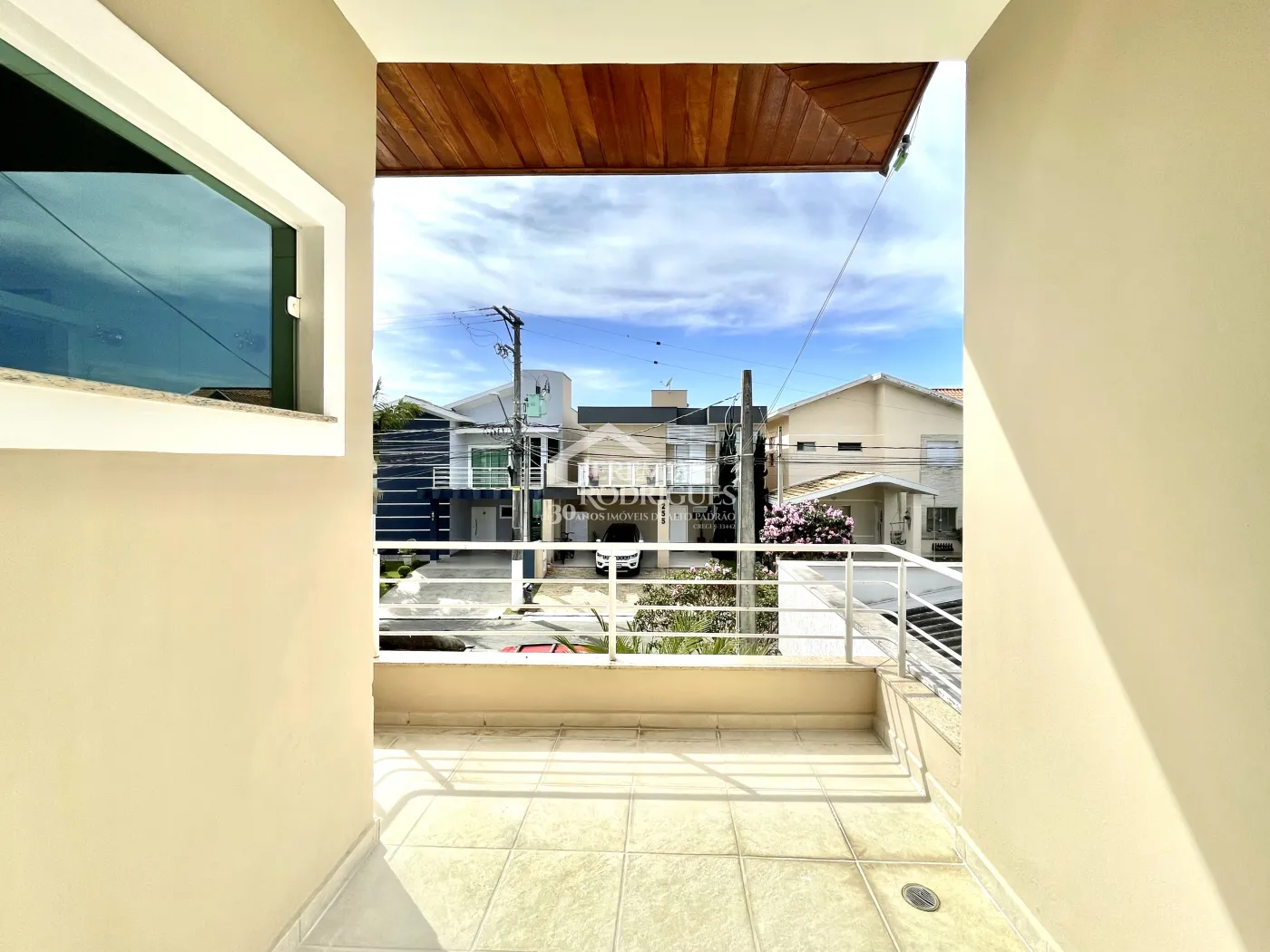 Casa para locação com 3 suítes no Condomínio Campos do Conde III em Tremembé/SP. 