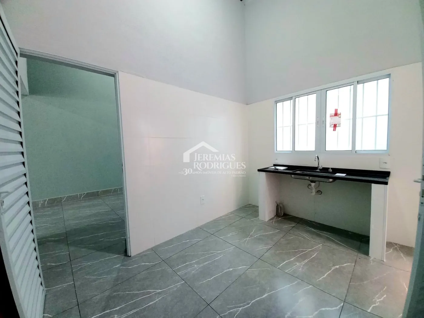 Galpão com 144 m² no bairro Residencial Jardim Aurora em Pindamonhangaba/SP.