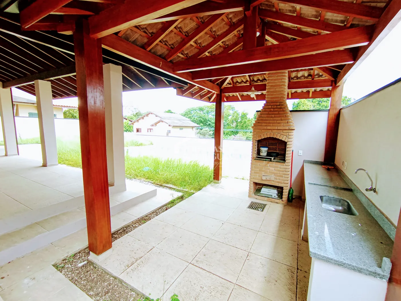 Casa à venda e locação com 4 suítes no Condomínio Colonial Village I em Pindamonhangaba/SP.