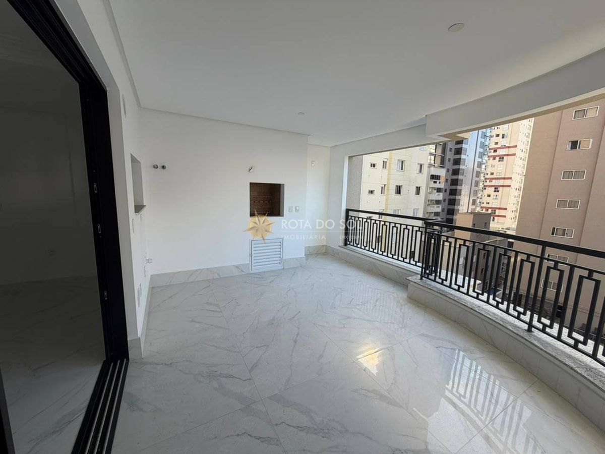 Maison Lafayette Apartamento Padrão Dallo com 4 Suítes em Meia Praia Itapema