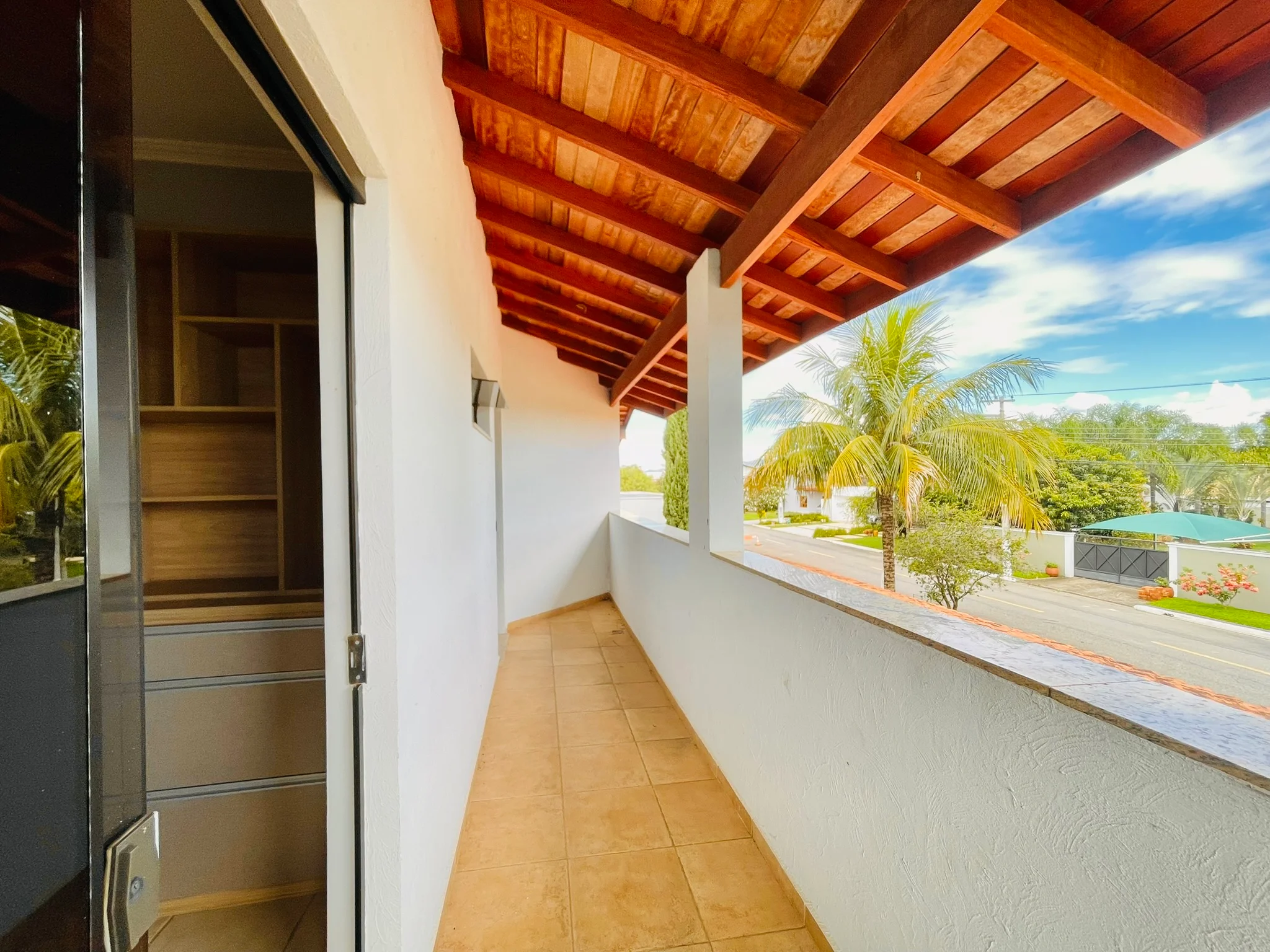 Casa à venda com 4 dormitórios no Condomínio Colonial Village I em Pindamonhangaba/SP. 