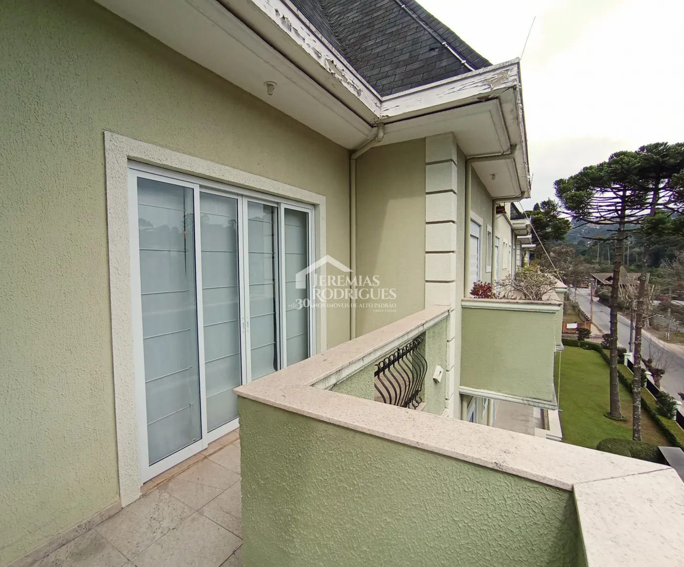 Apartamento duplex à venda com 4 suítes, 401 m² no Condomínio Chateau D Amboise em Campos do Jordão/SP.