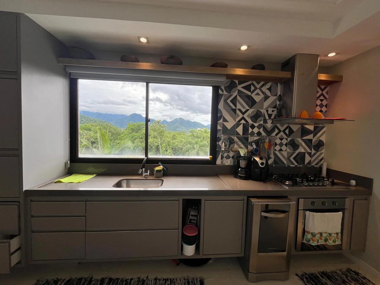 Apartamento à venda com 4 dormitórios, 260 m² no Edifício Recanto dos Nobres em Ubatuba/SP. 