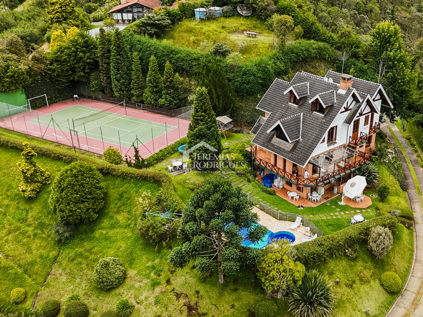 Casa à venda com 5 dormitórios no Condomínio Residencial Gran Ville em Campos do Jordão/SP.