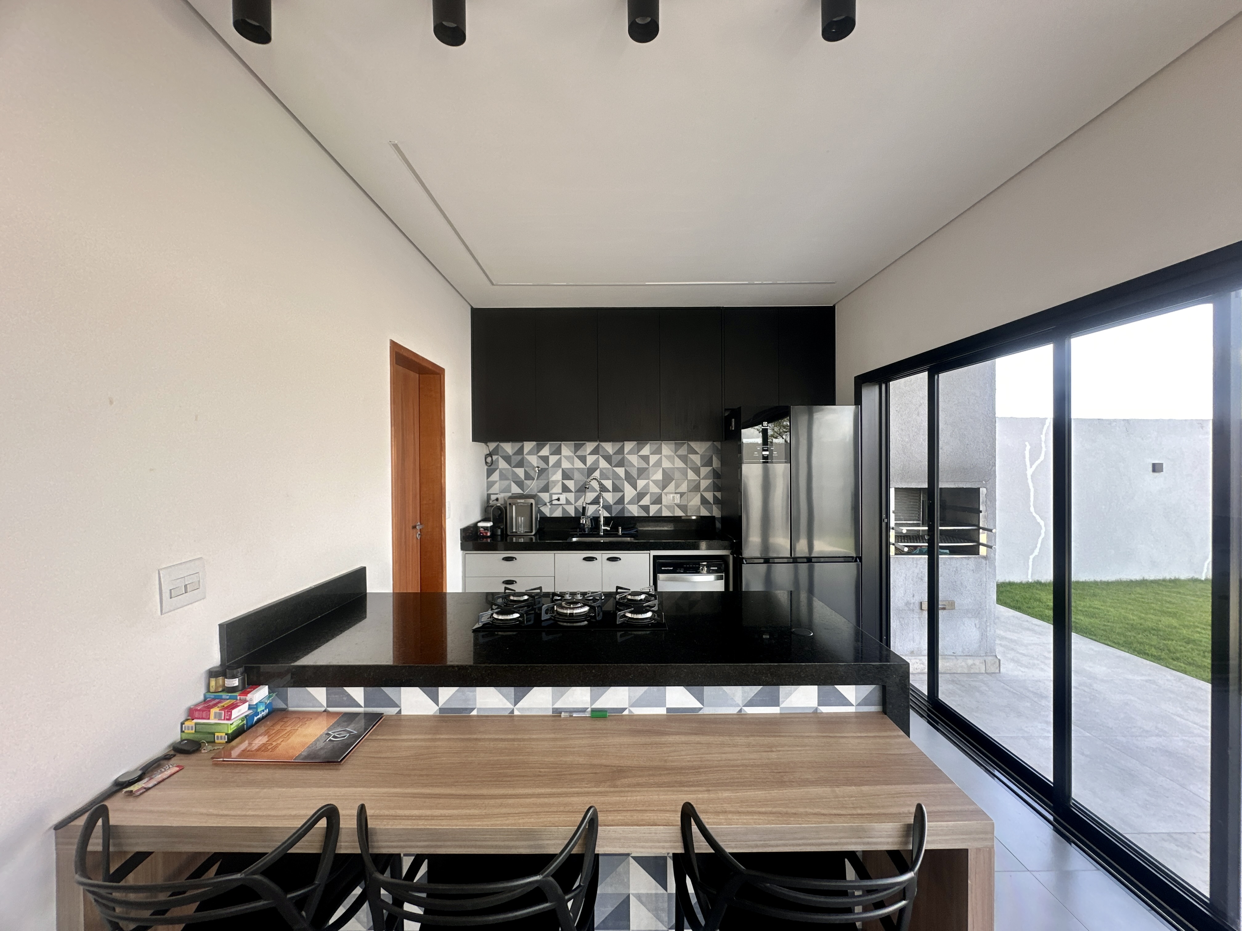 Casa à venda com 4 dormitórios no Condomínio Bella Vitta em Caçapava/SP.