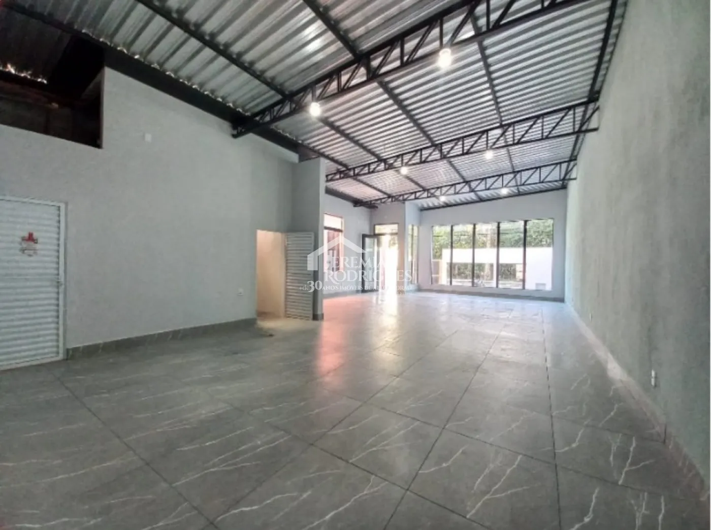 Galpão com 144 m² no bairro Residencial Jardim Aurora em Pindamonhangaba/SP.