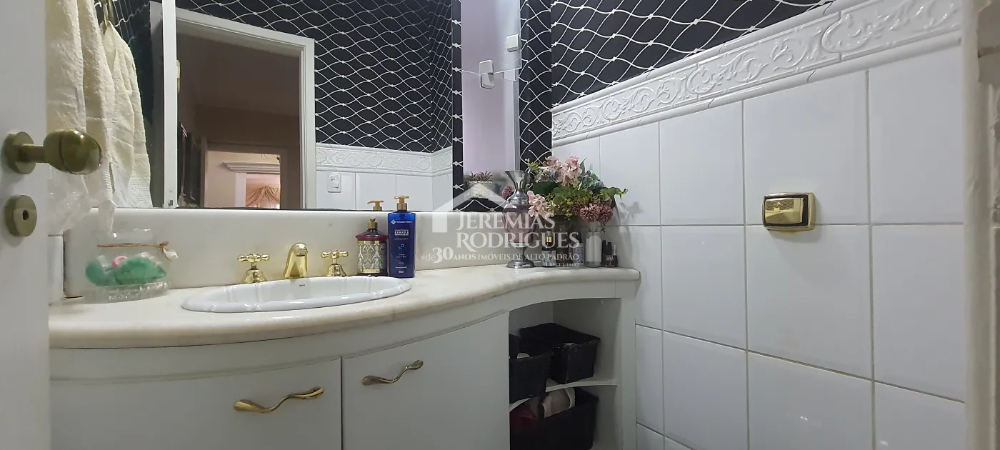 Casa para locação com 5 dormitórios no Centro em Taubaté/SP.