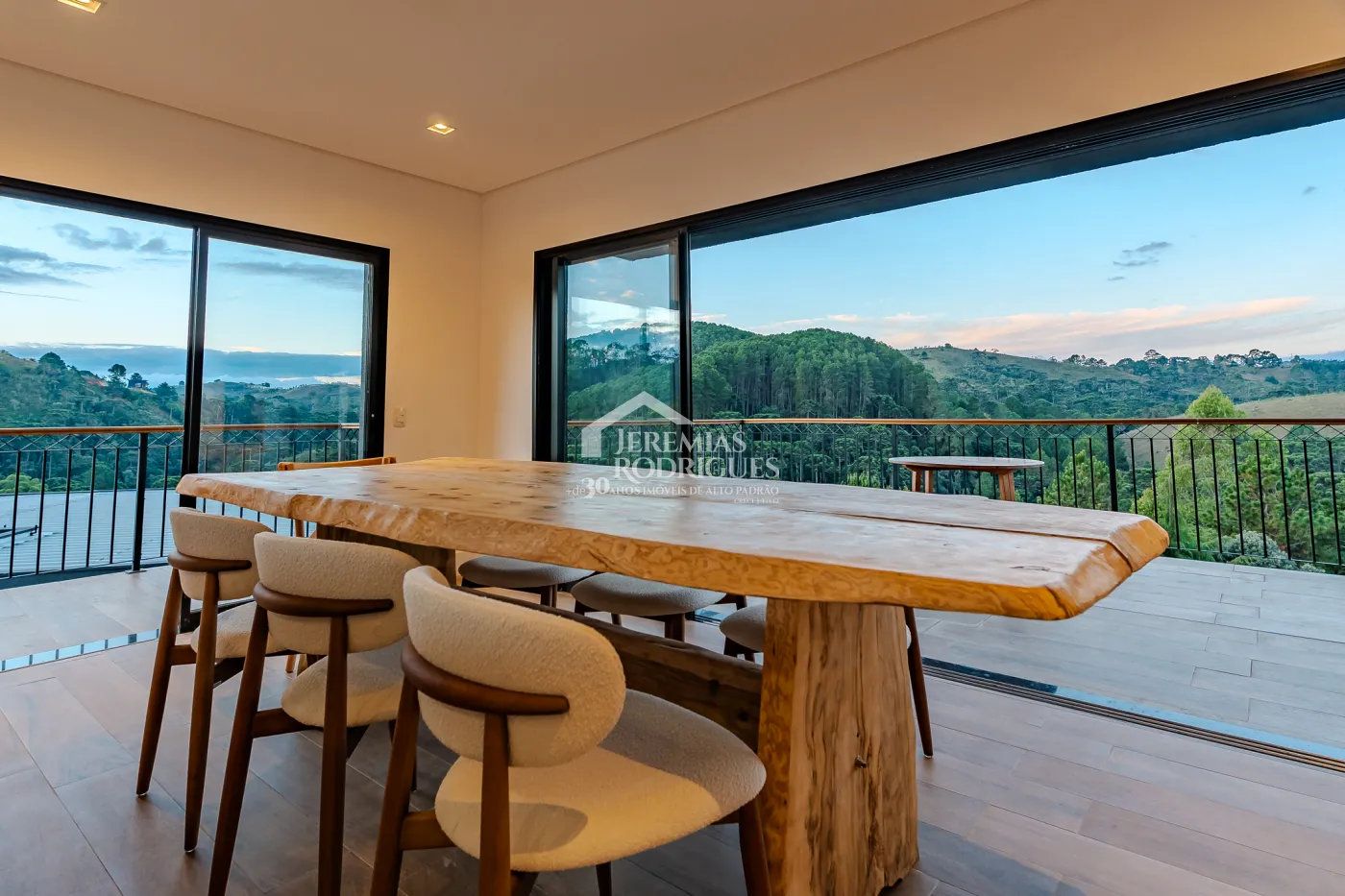 Casa à no Condomínio Recanto do Sol em Campos do Jordão/SP