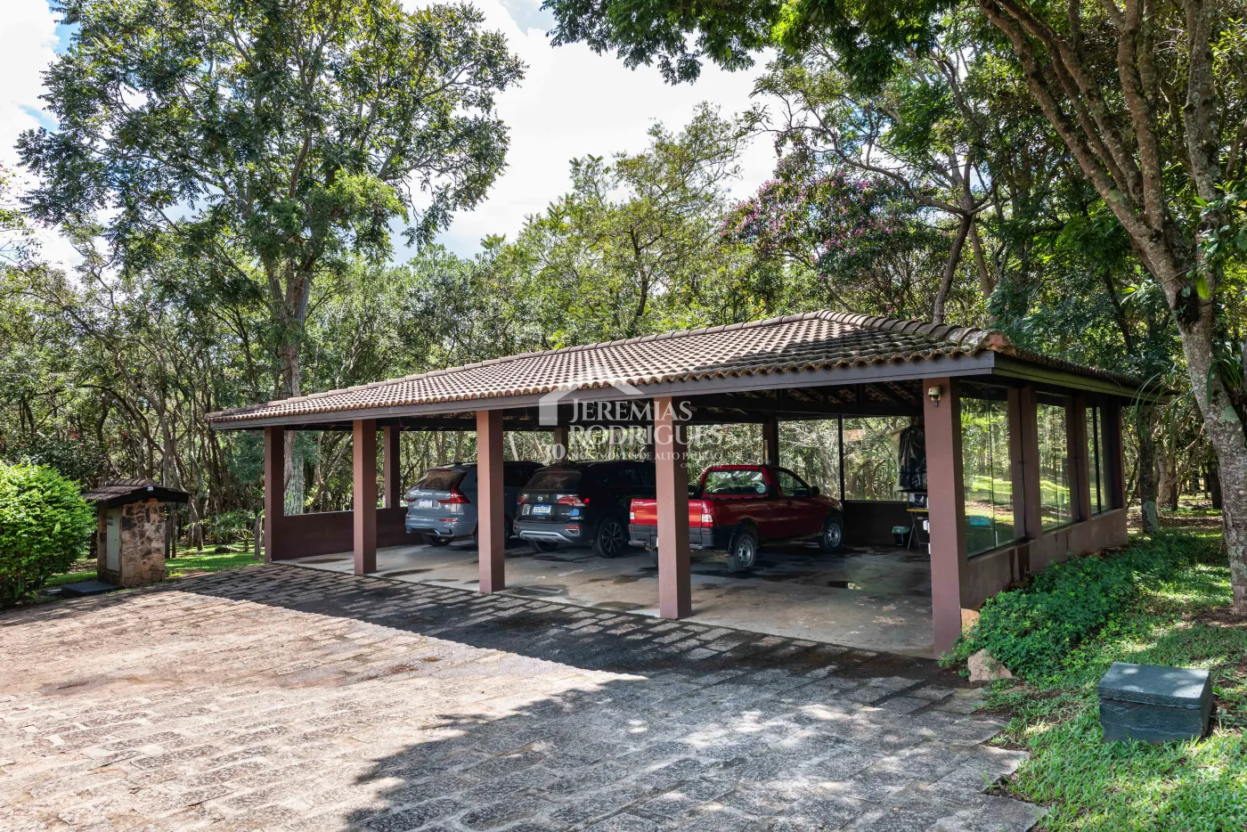 Sitio com 9 suítes, 2.600 m² - Piracaia/SP.