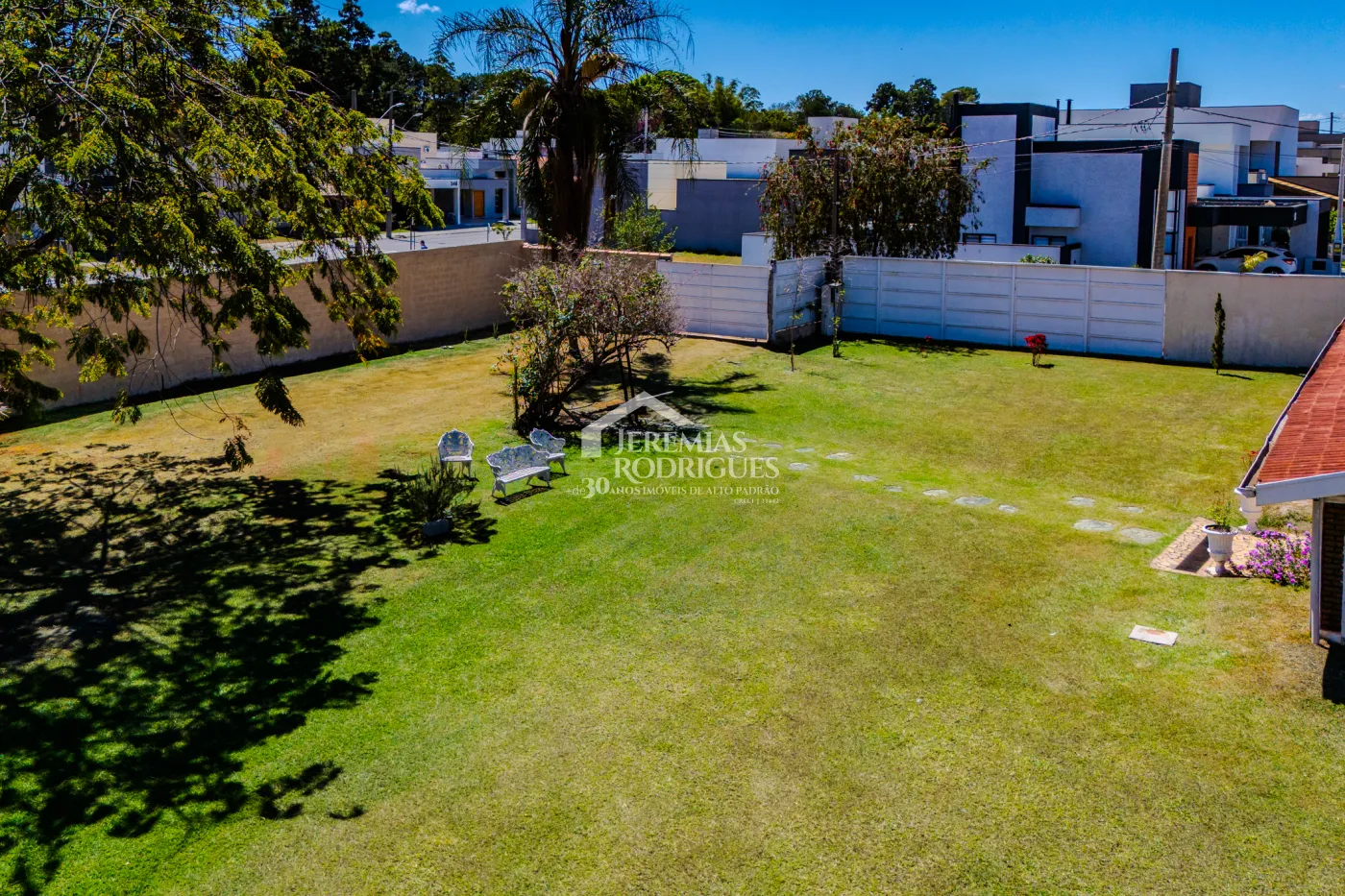 A Imobiliária Jeremias Rodrigues Imóveis de Alto Padrão disponibiliza para venda essa casa no Condomínio Morada do Visconde em Tremembé/SP.