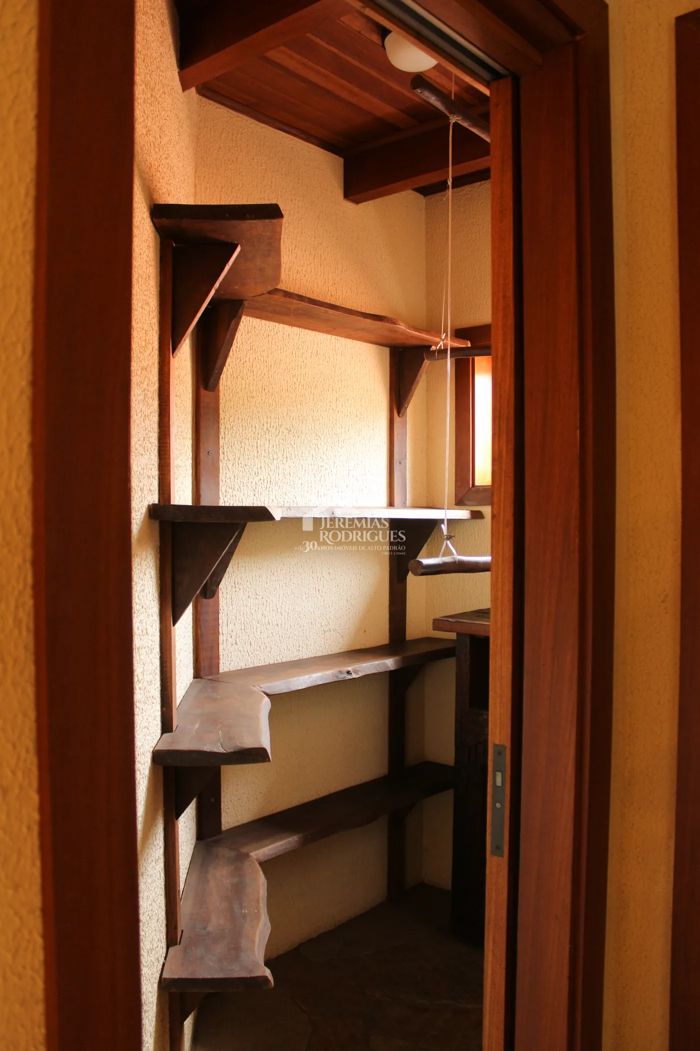 Casa para venda e locação com 5 dormitórios no Condomínio Taubaté Village em Taubaté/SP.