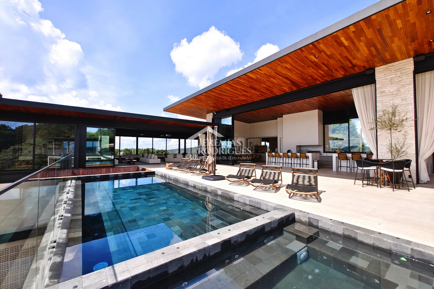 Mansão à venda com 11 suítes no Condomínio Gran Ville em Campos do Jordão/SP.