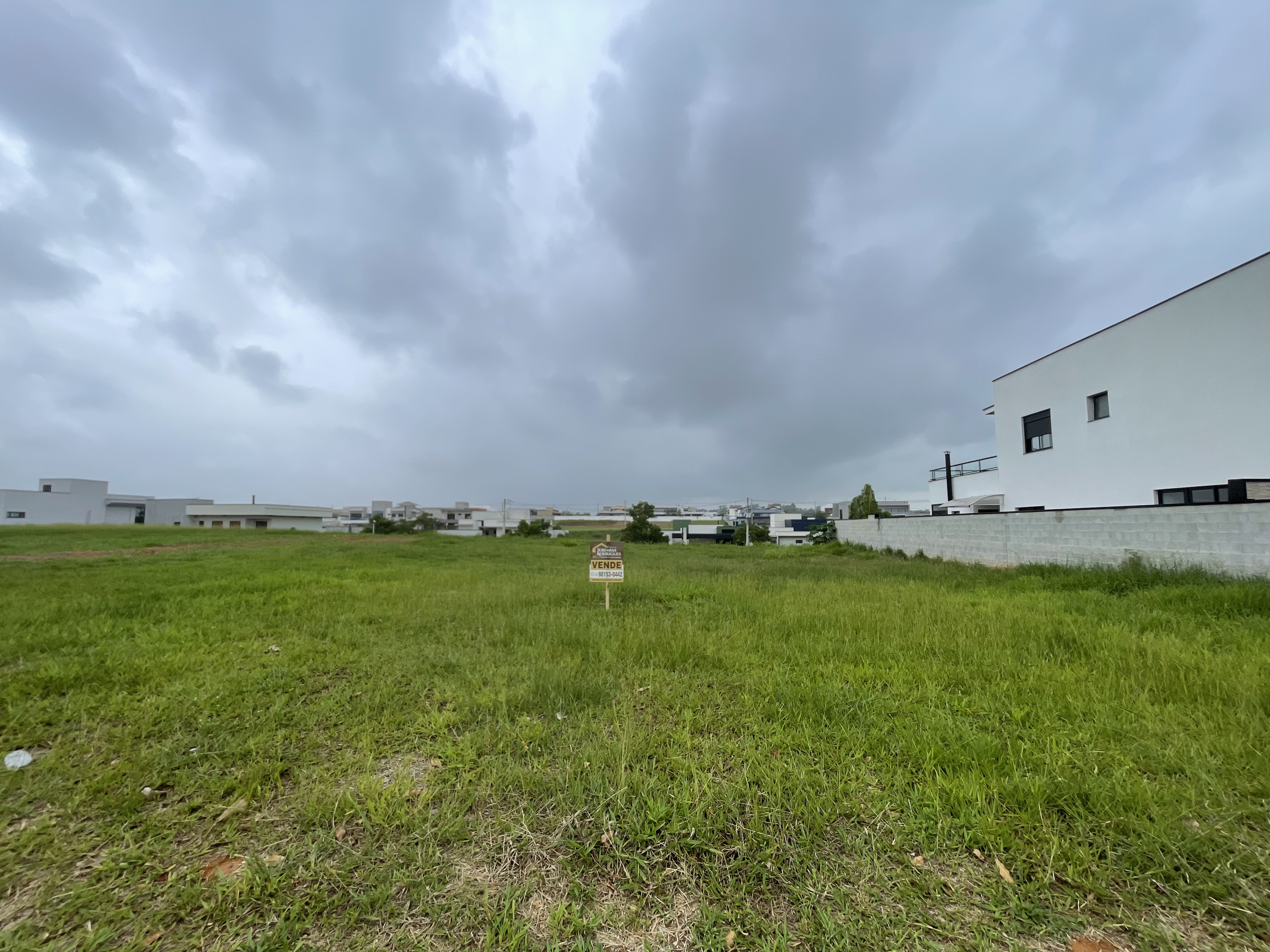 Terreno à venda com 630 m² no Condomínio Village II em Pindamonhangaba/SP. 