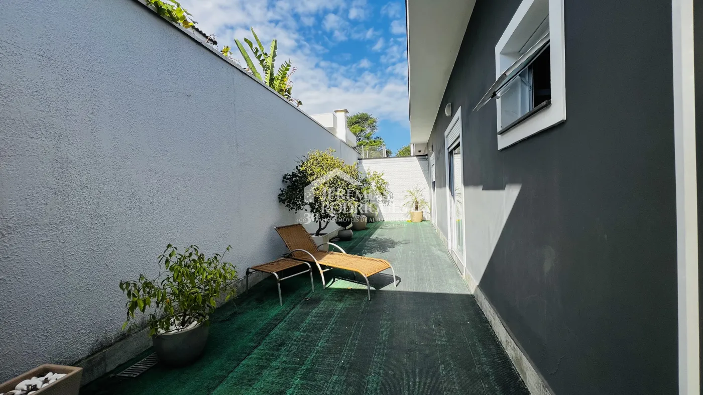 Casa à venda com 3 suítes no Condomínio Campos do Conde II Chambord em Tremembé/SP