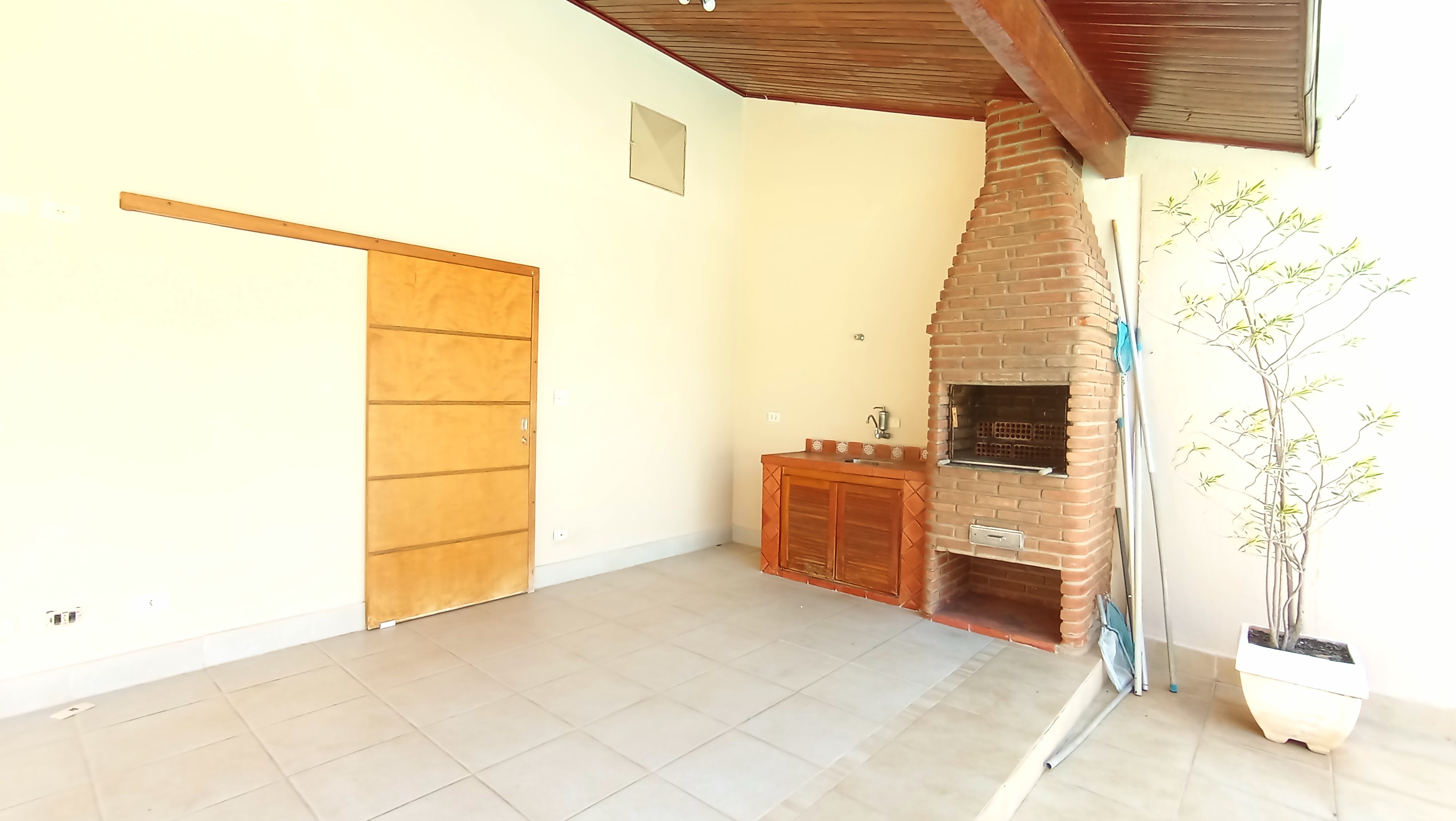 Casa à venda com 3 dormitórios no Condomínio Taubaté Village em Taubaté/SP.