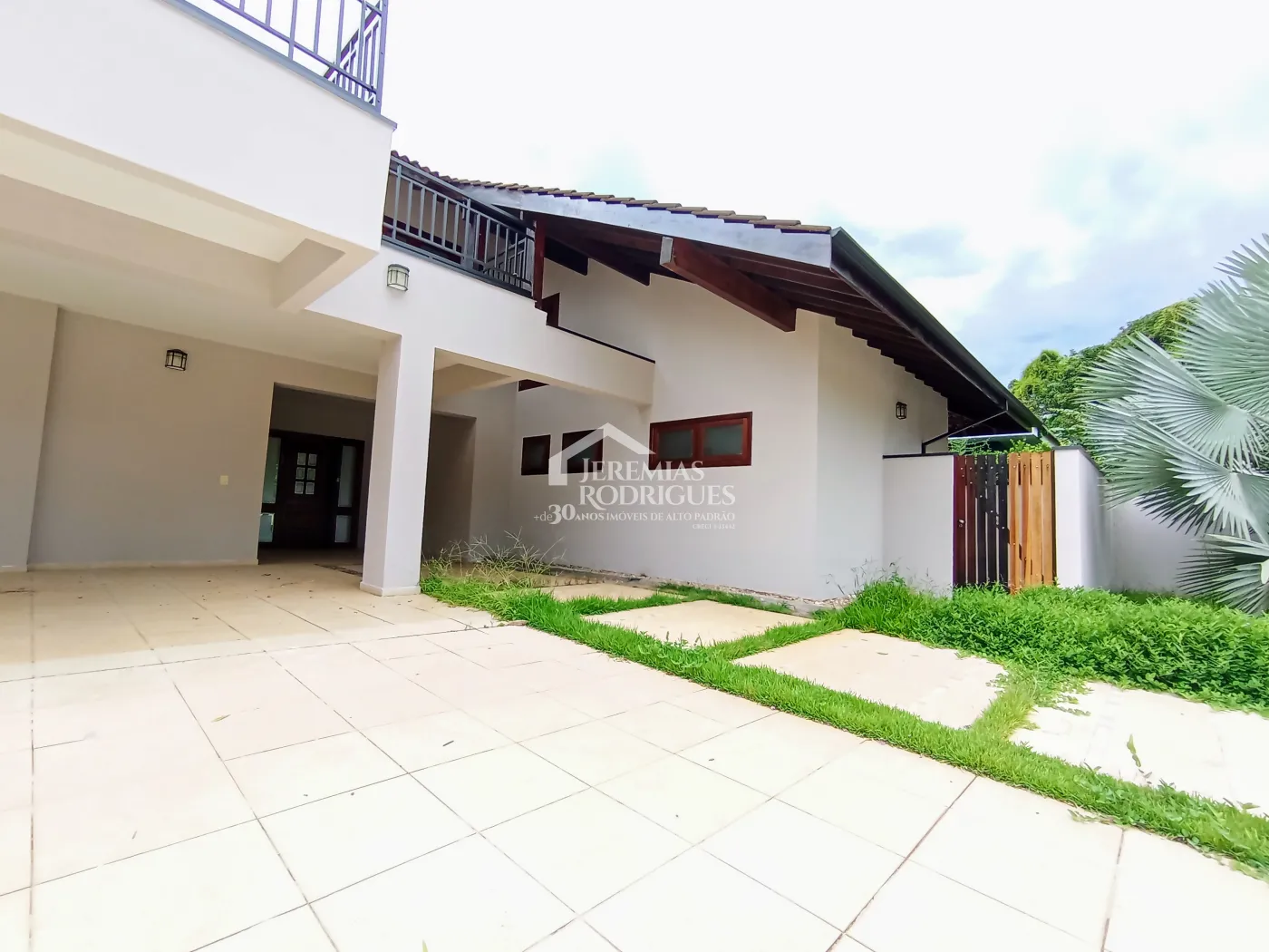 Casa à venda e locação com 4 suítes no Condomínio Colonial Village I em Pindamonhangaba/SP.