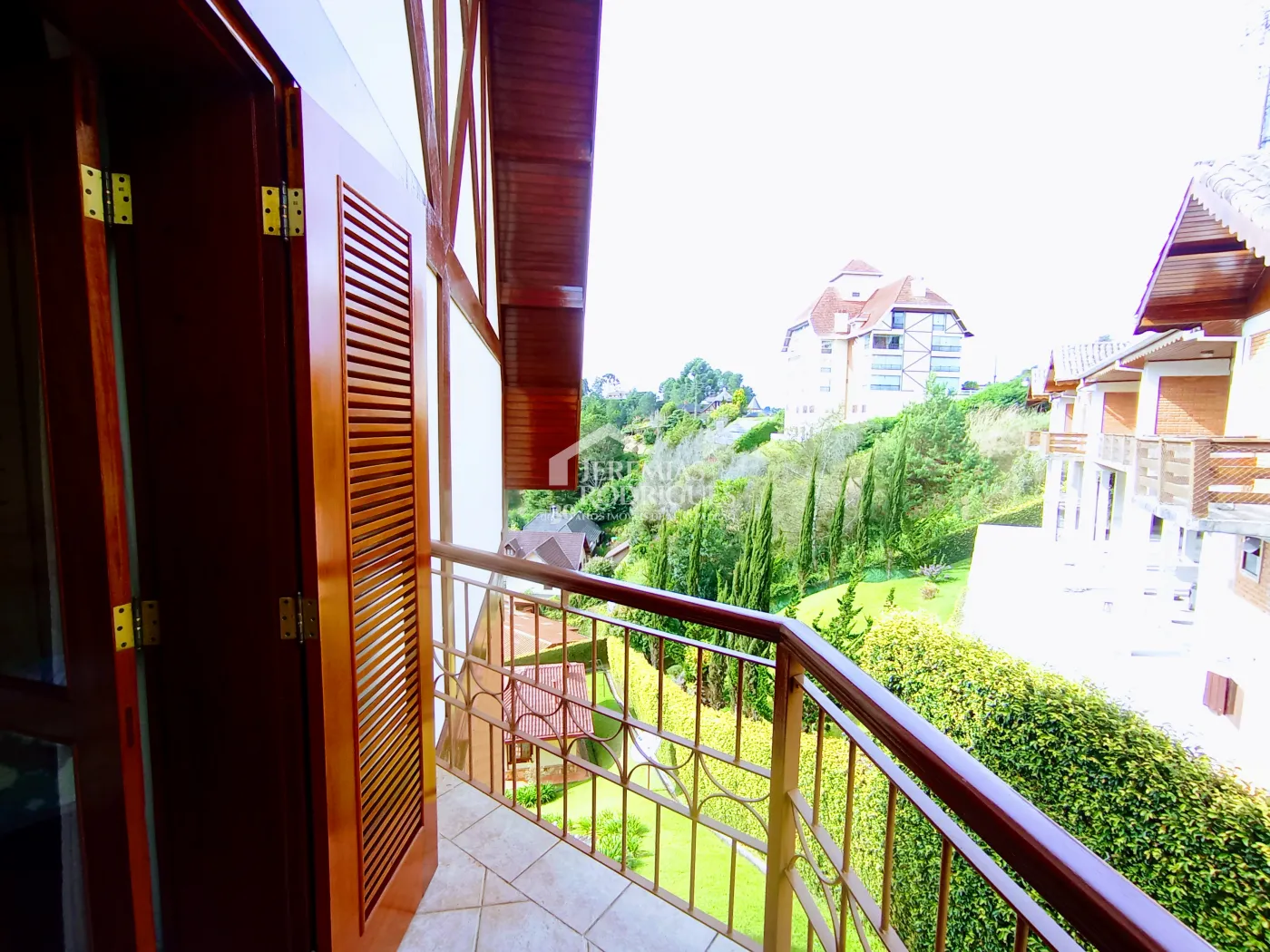 Apartamento para venda com 4 dormitórios no Edifício Solar Bela Vista em Campos do Jordão/SP