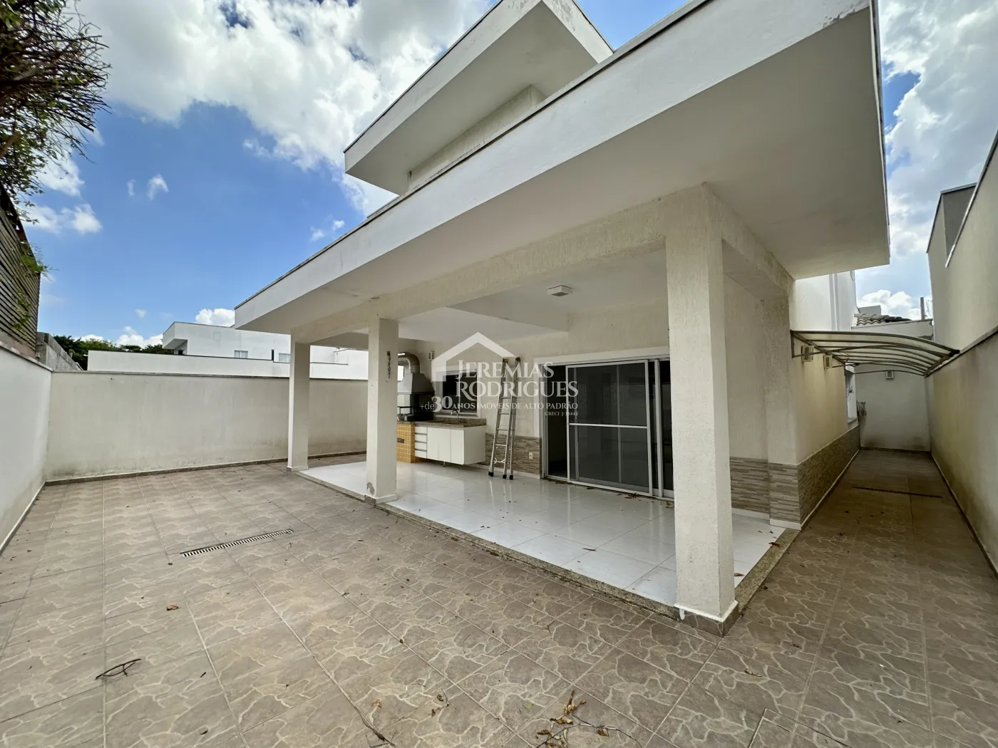 Casa para venda e locação com 4 suítes no Condomínio Campos do Conde II em Tremembé/SP