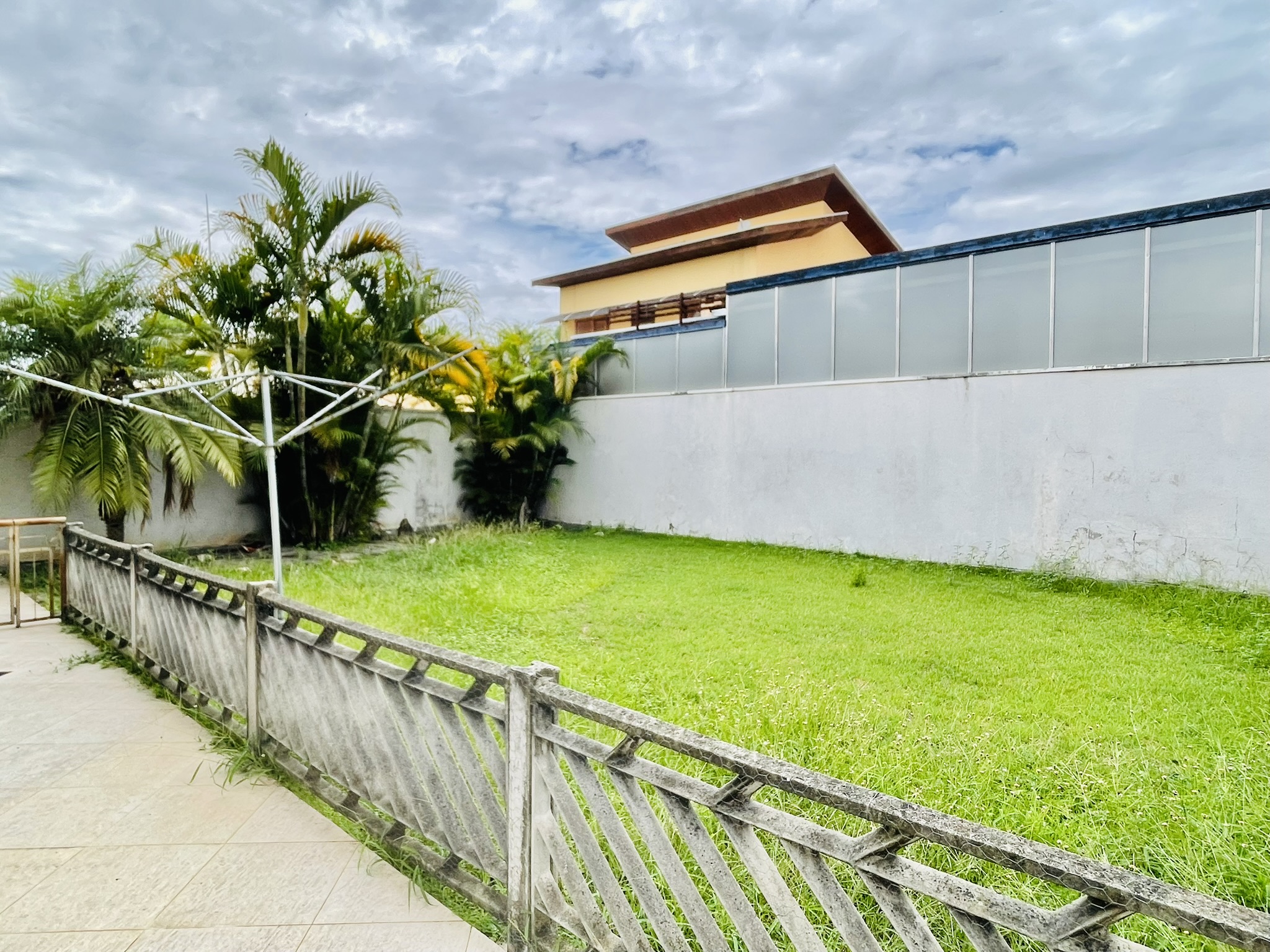 Casa à venda com 4 dormitórios no Condomínio Jardim das Hortênsias em Taubaté/SP.
