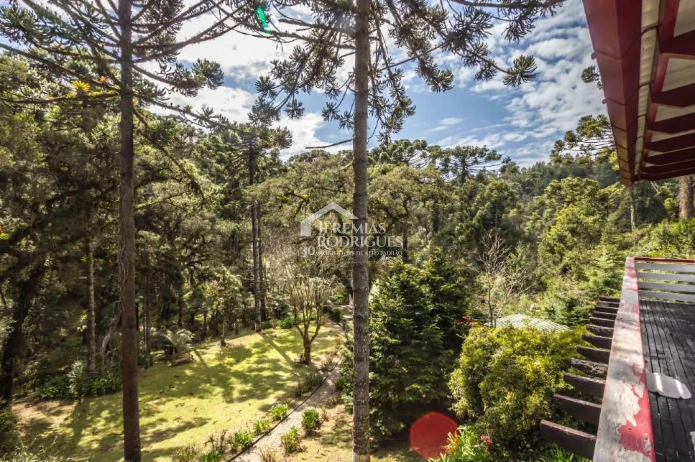 Casa à venda com 5 dormitórios no Jardim Embaixador em Campos do Jordão/SP