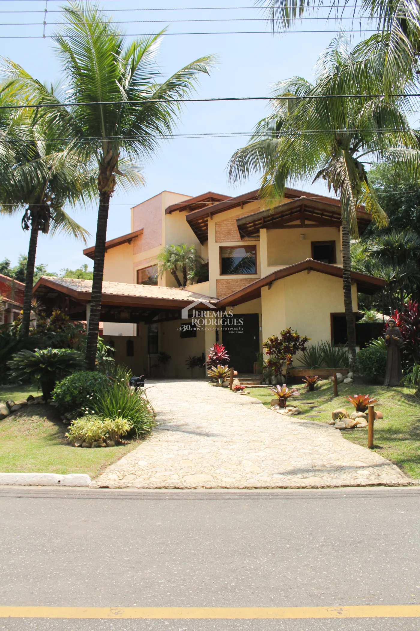Casa para venda e locação com 5 dormitórios no Condomínio Taubaté Village em Taubaté/SP.