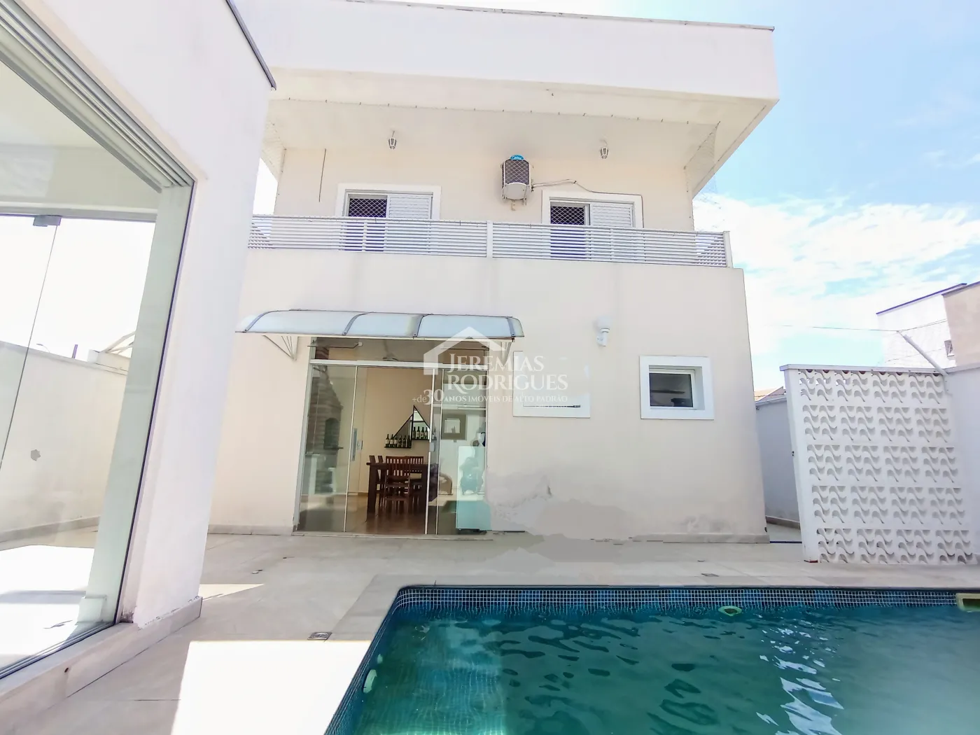 Casa assobradada com 3 suítes - Condomínio Jardim Oásis - Taubaté/SP.