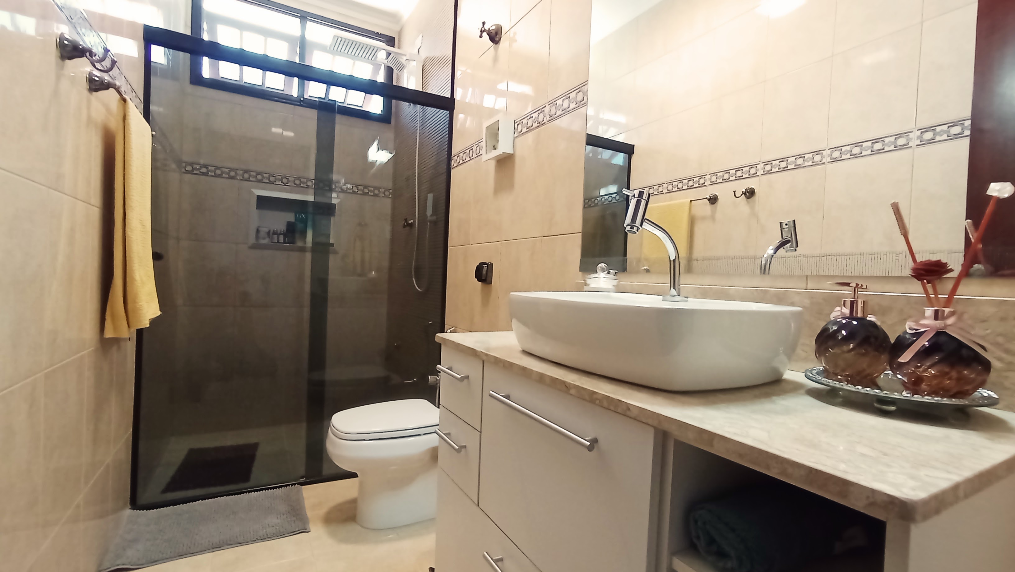 Casa à venda com 3 dormitórios no bairro Jardim do Sol em Taubaté/SP.