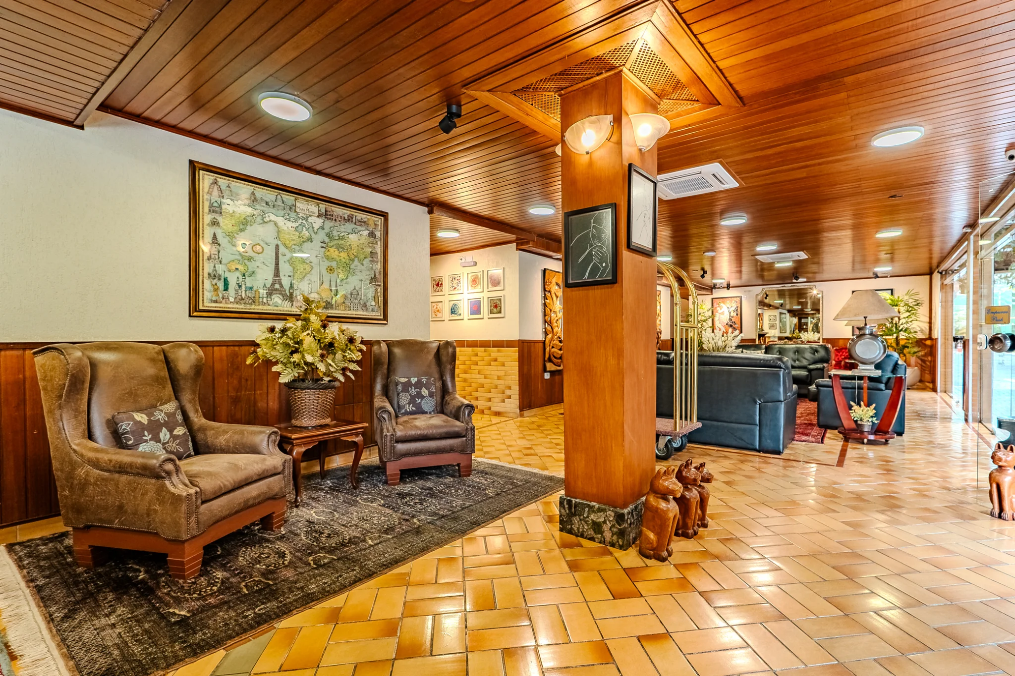 Hotel à venda com 53 apartamentos no Capivari em Campos do Jordão/SP. 