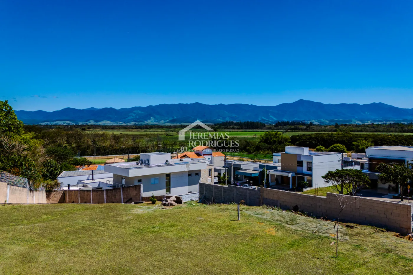 A Imobiliária Jeremias Rodrigues Imóveis de Alto Padrão disponibiliza para venda essa casa no Condomínio Morada do Visconde em Tremembé/SP.