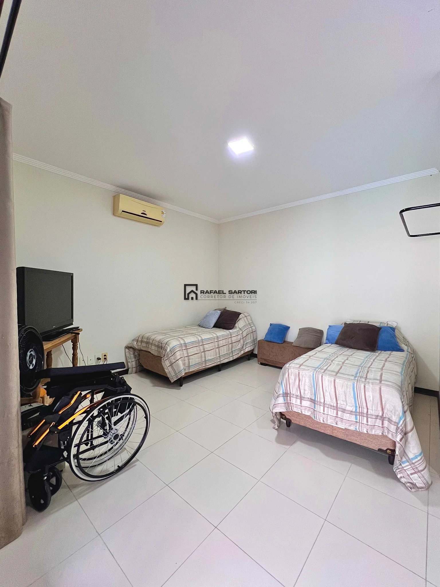 CASA COM 04 QUARTOS BAIRRO AMIZADE
