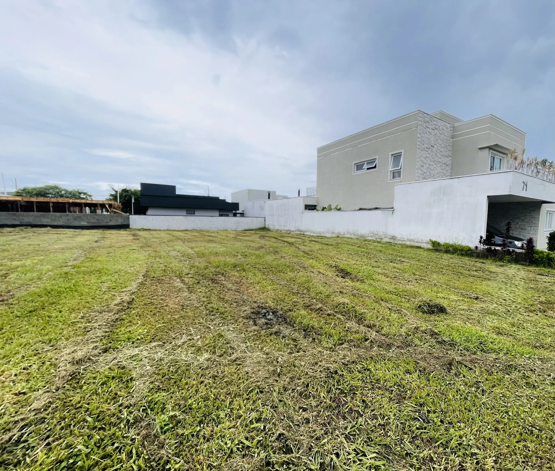 Terreno à venda com 300 m² no Condomínio Ouro Ville em Taubaté/SP. 