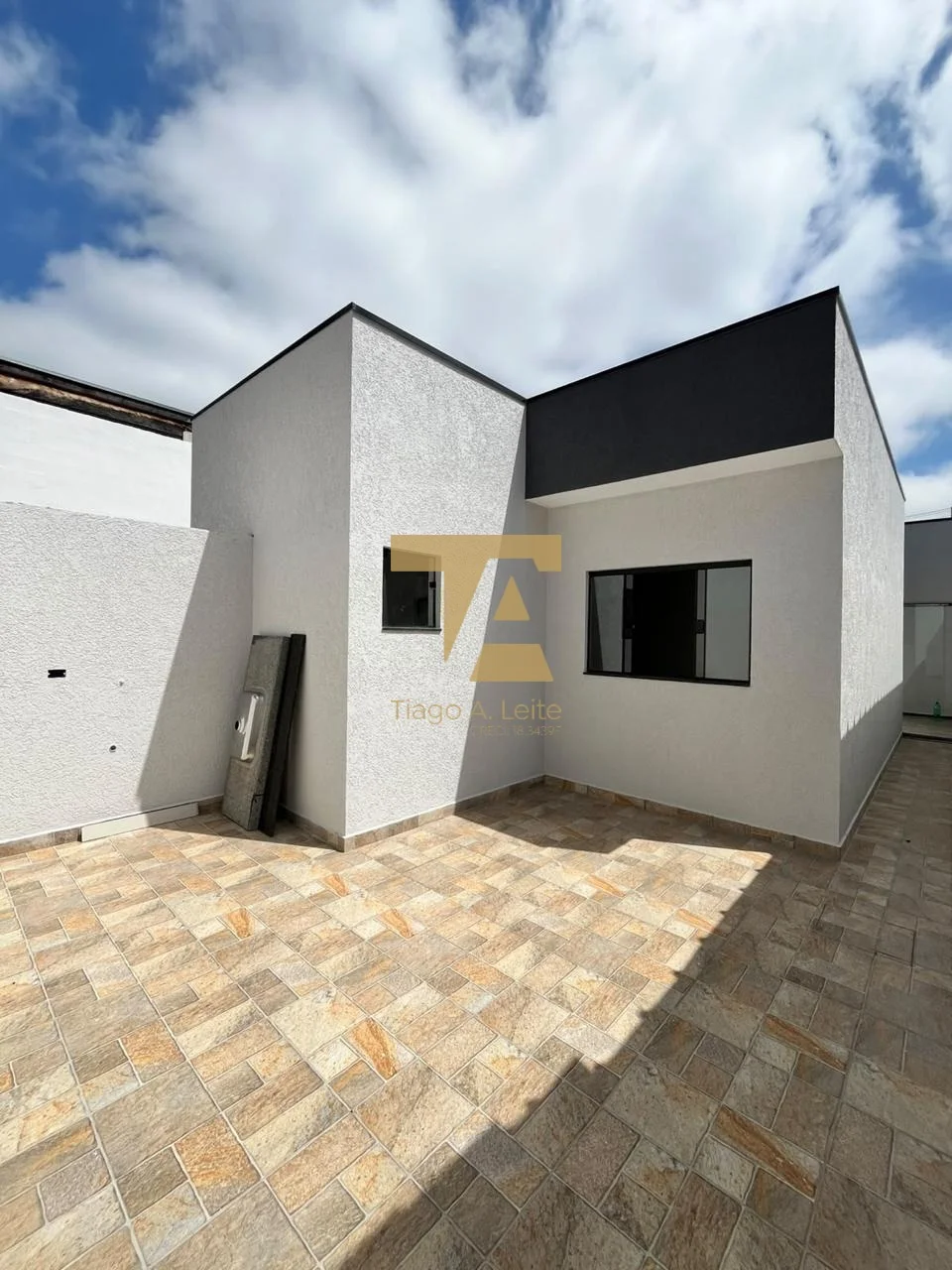 Casa Térrea à Venda no Residencial Cidade Jardim em Pindamonhangaba – 2 Quartos (1 Suíte) e Jardim — foto 1