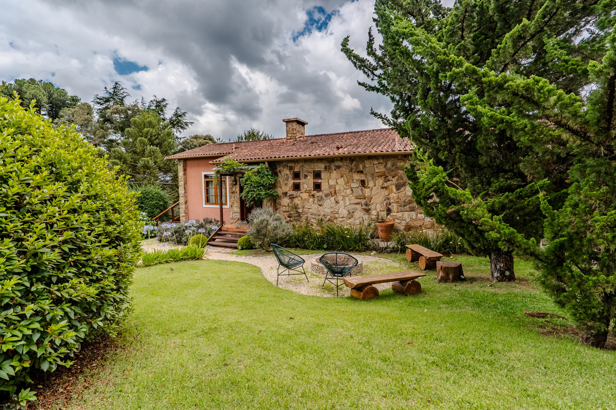 Casa estilo Toscana à venda com 4 suítes no Condomínio Vila Simonsen em Campos do Jordão/SP. 