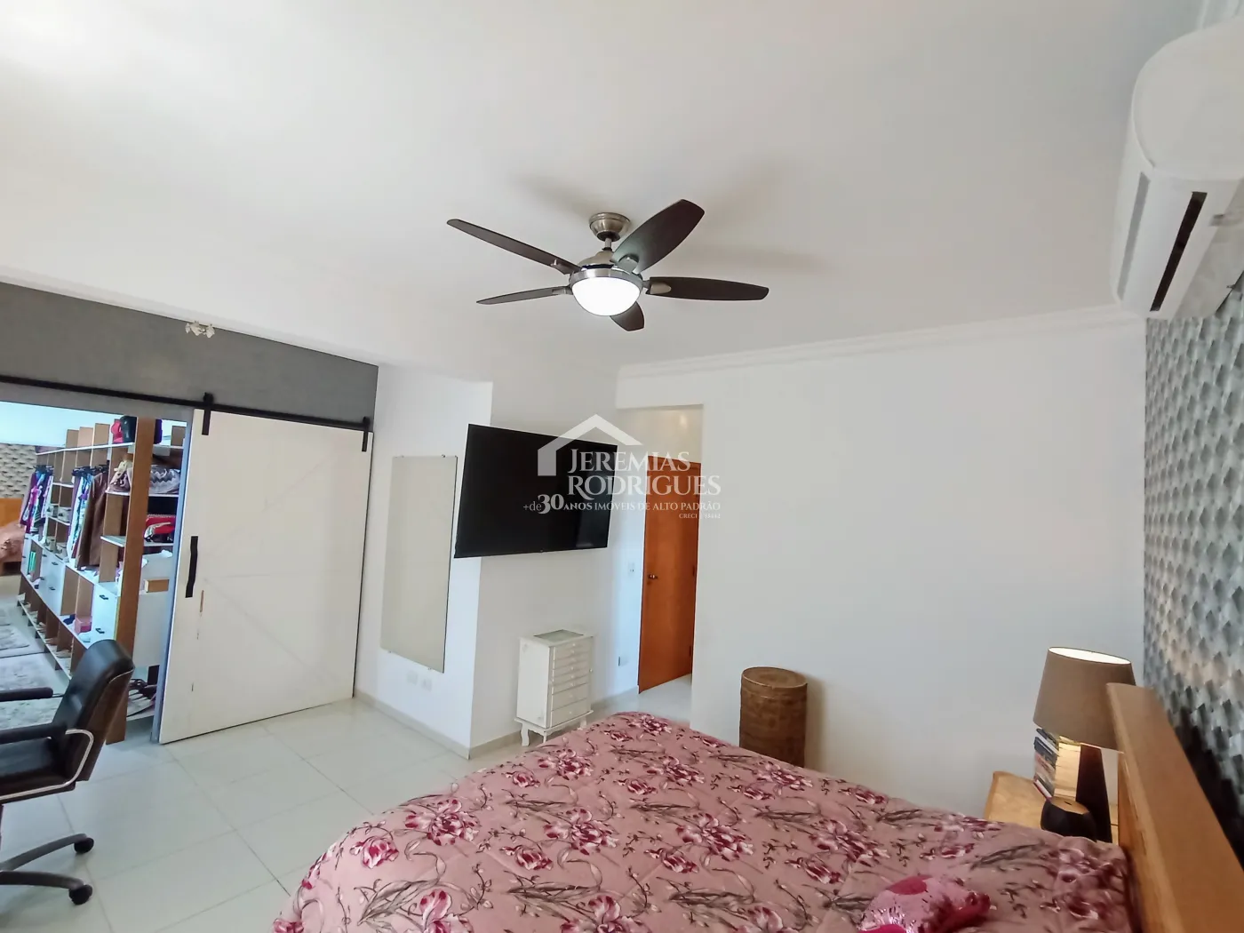 Casa assobradada com 3 suítes - Condomínio Jardim Oásis - Taubaté/SP.